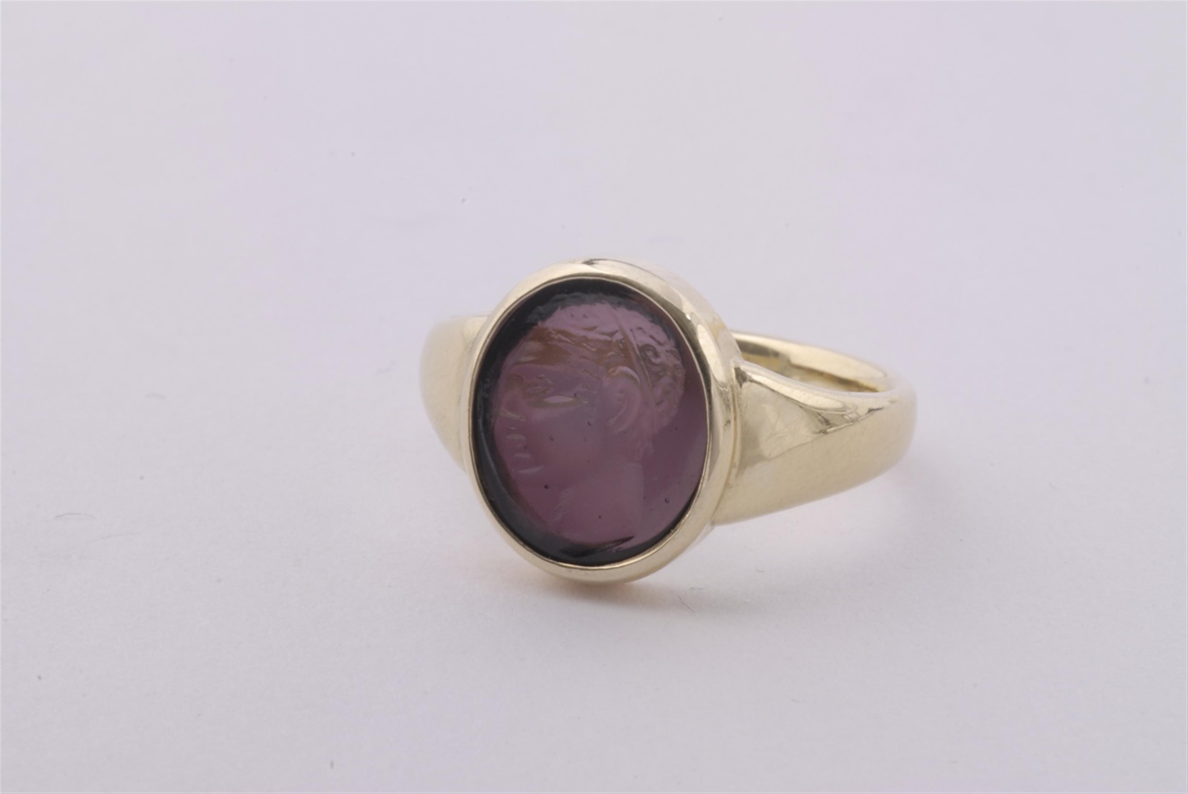 A 14k gold ring with a Neoclassical intaglio. - image-1