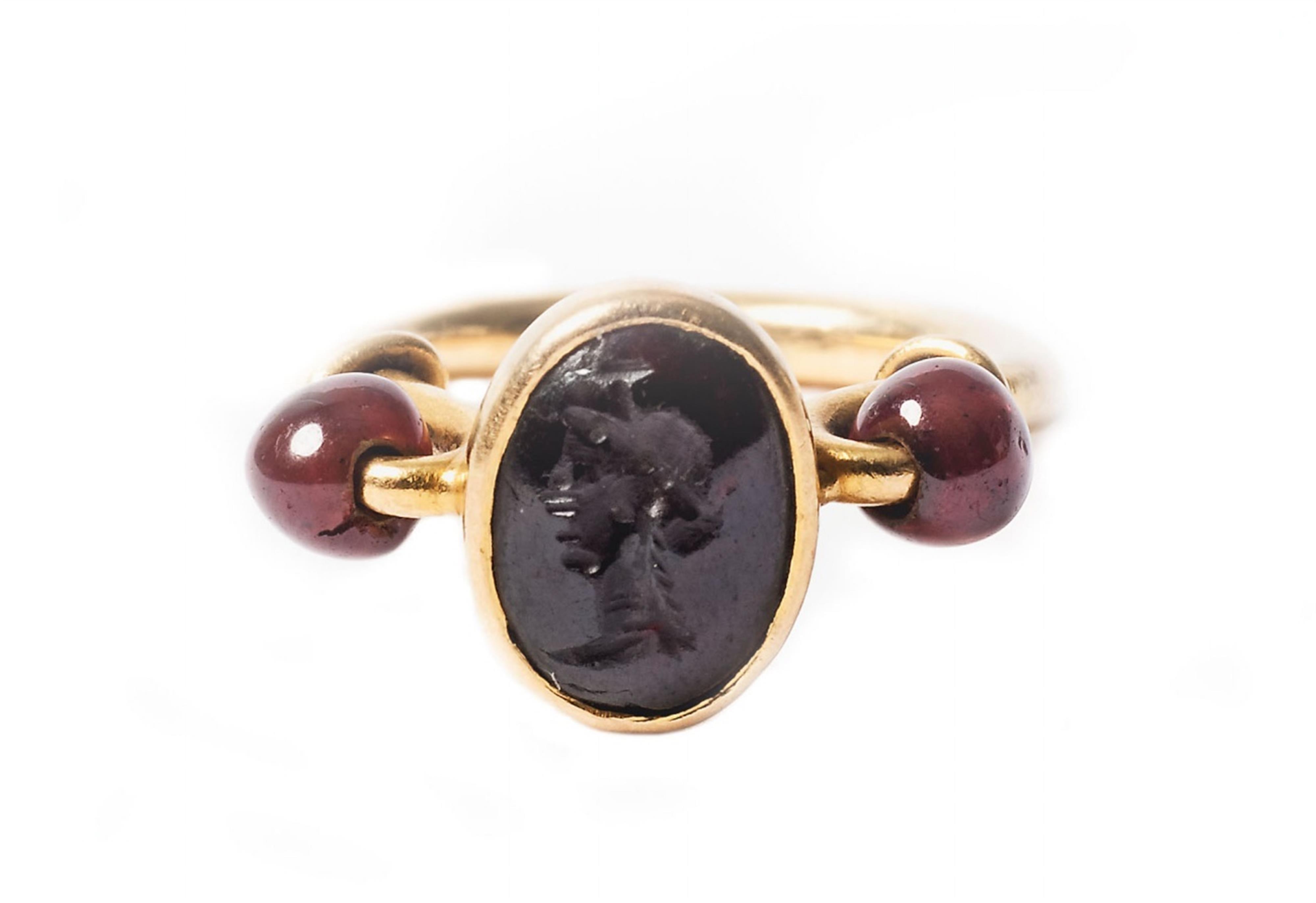 A gold ring with a Hellenistic intaglio. - image-1