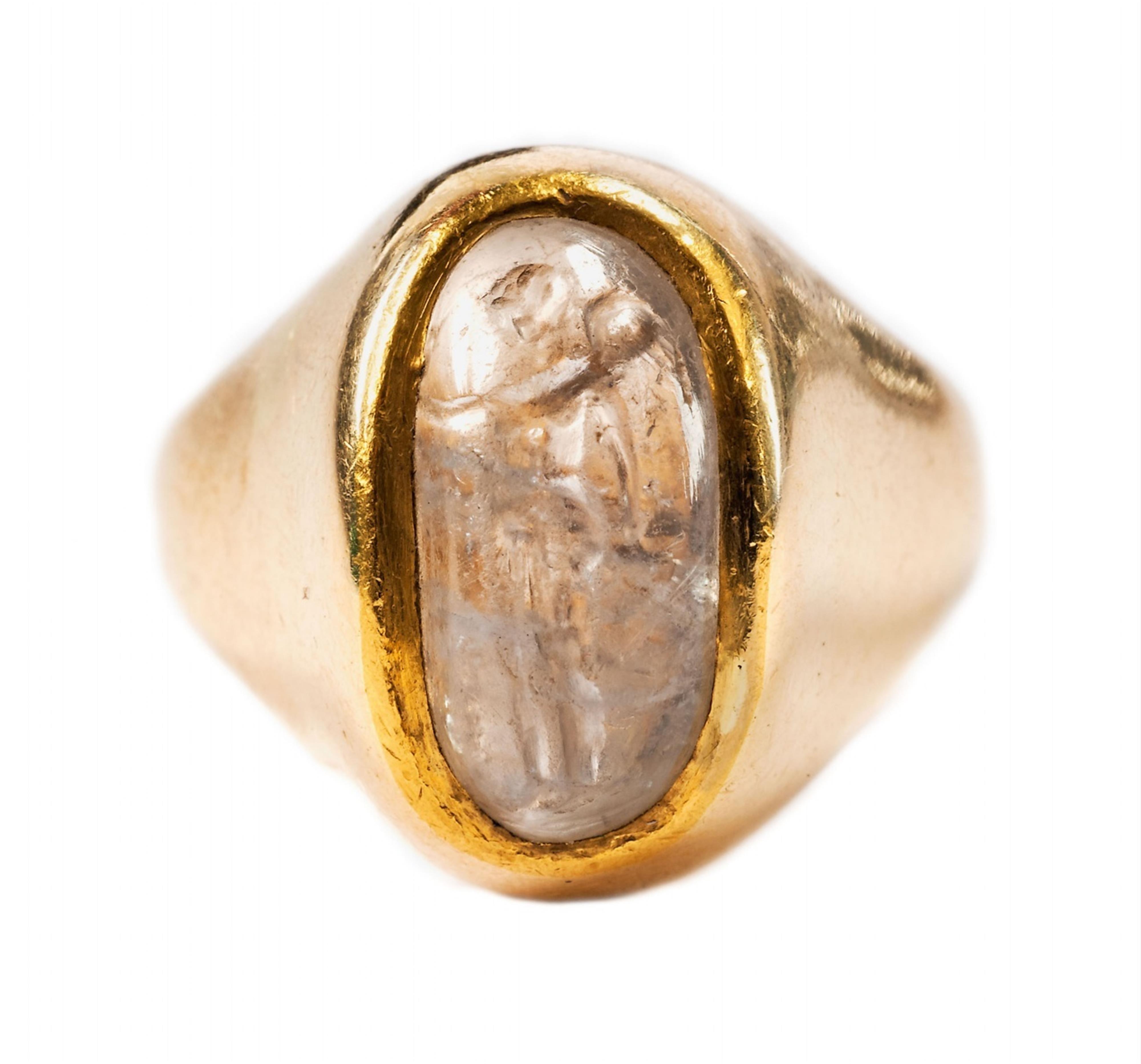 An 18k gold men's ring with a Roman intaglio. - image-1
