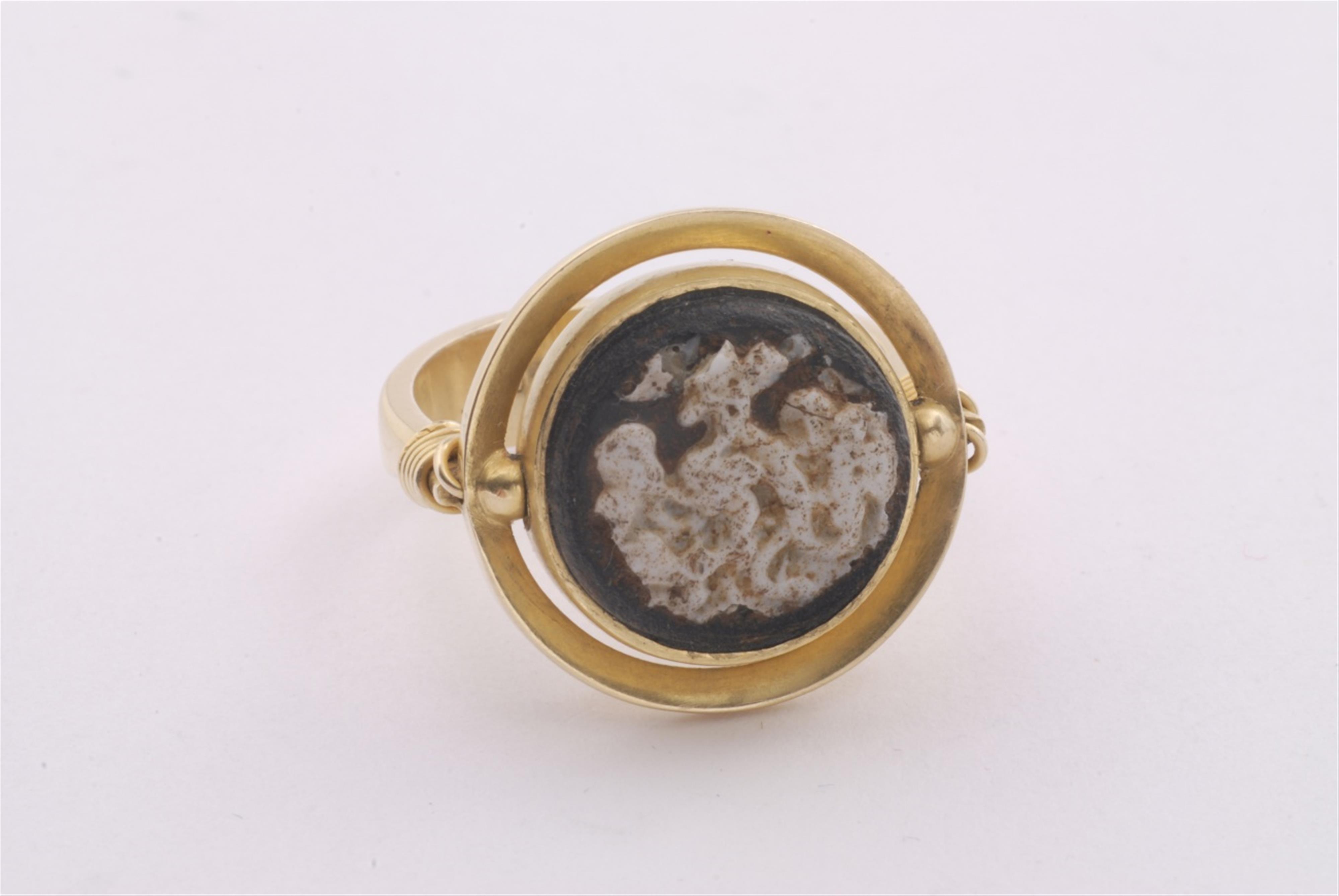 An 18k gold twisting ring with a Roman cameo. - image-3