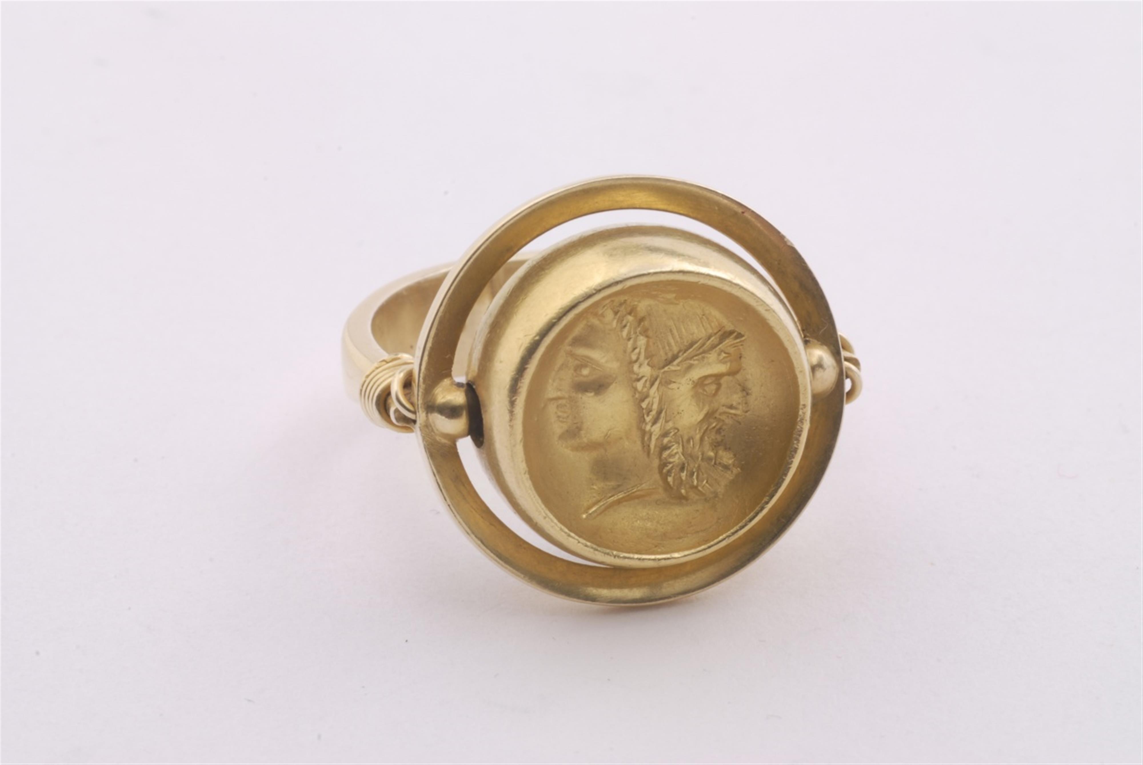 An 18k gold twisting ring with a Roman cameo. - image-4