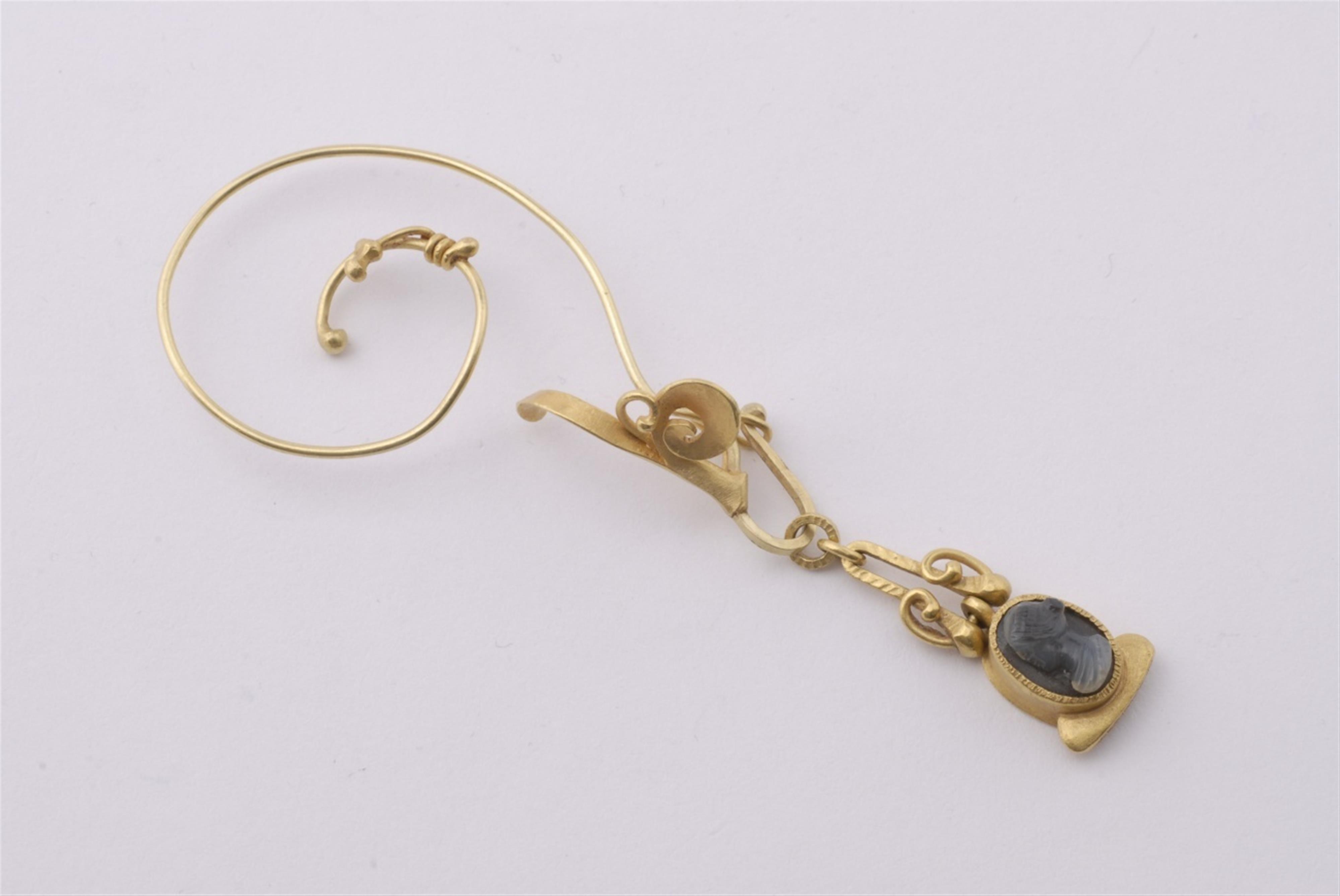 A fine gold earring with a Roman cameo. - image-3