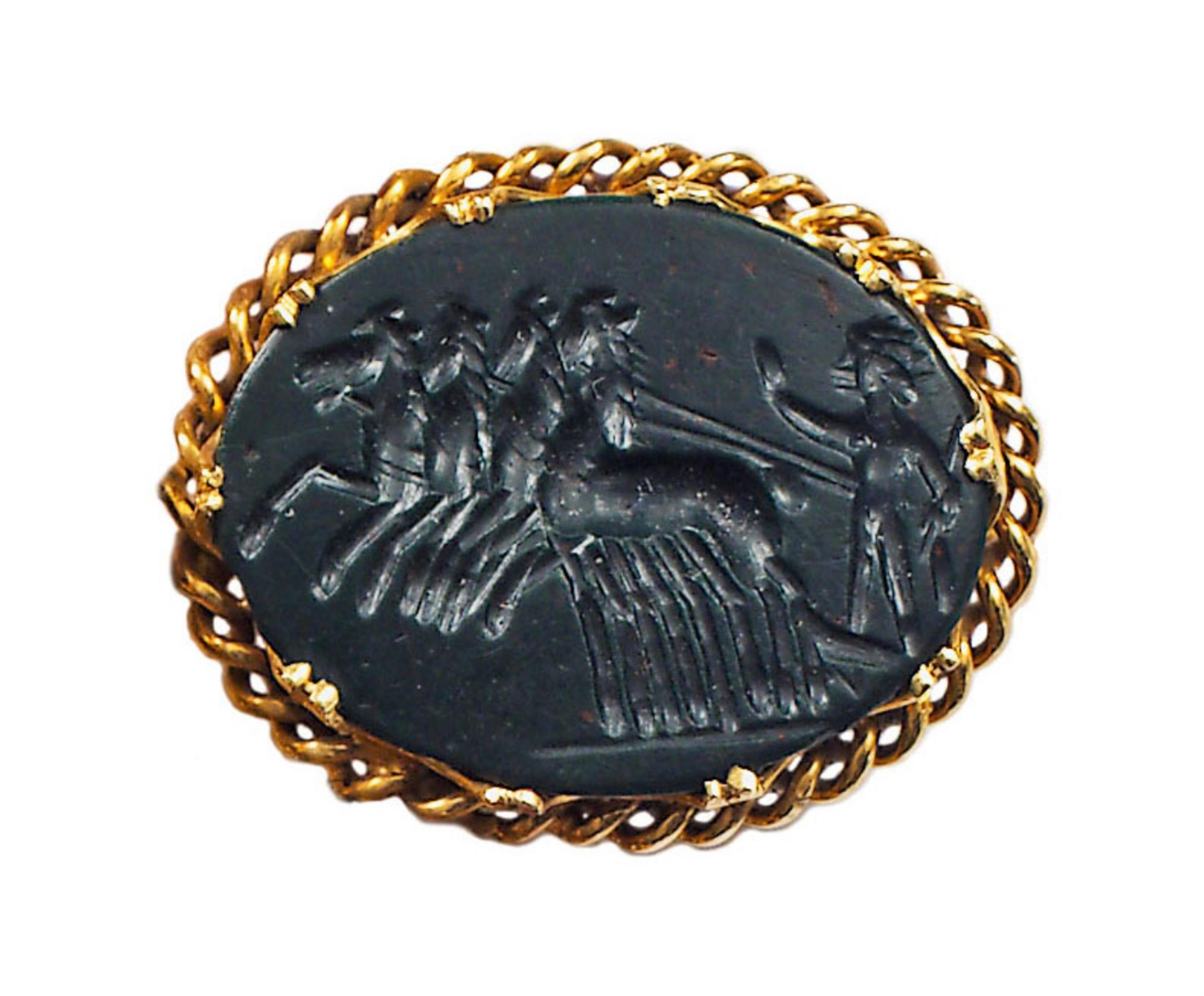 A gold brooch with Roman intaglios. - image-2