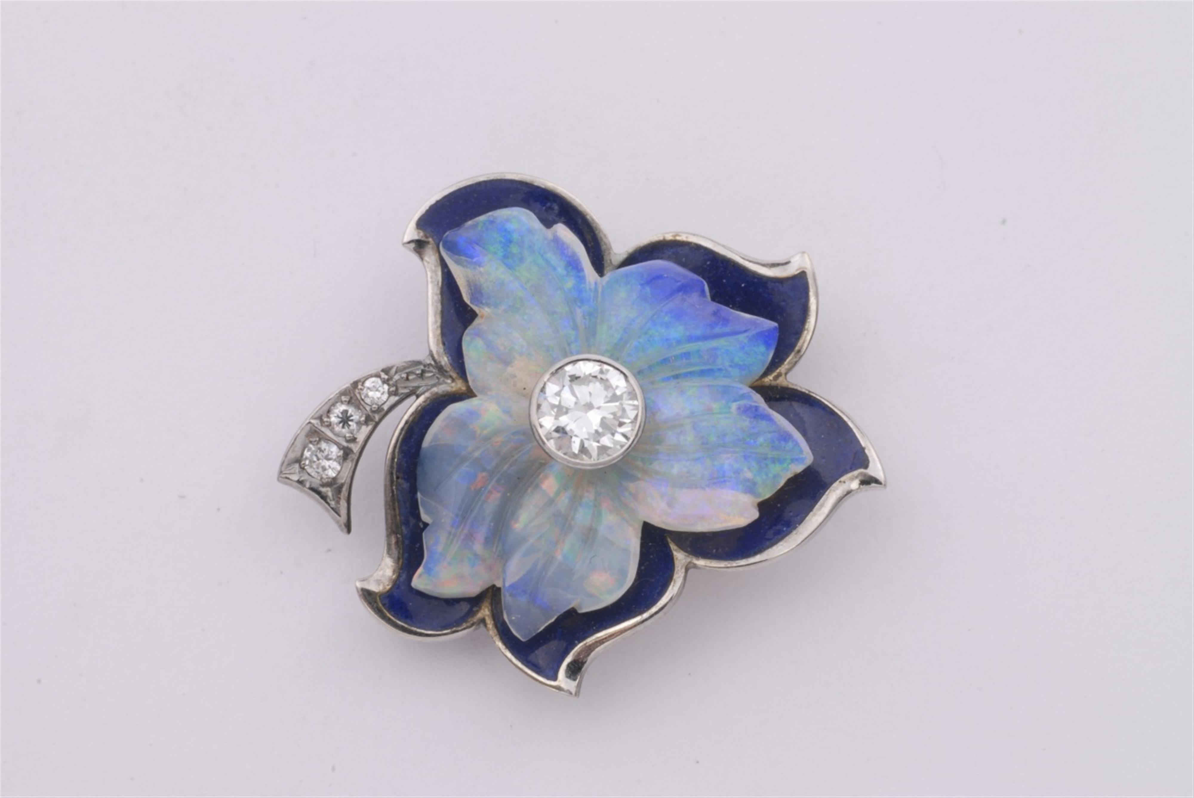 Email-Blütenbrosche mit Opal - image-1