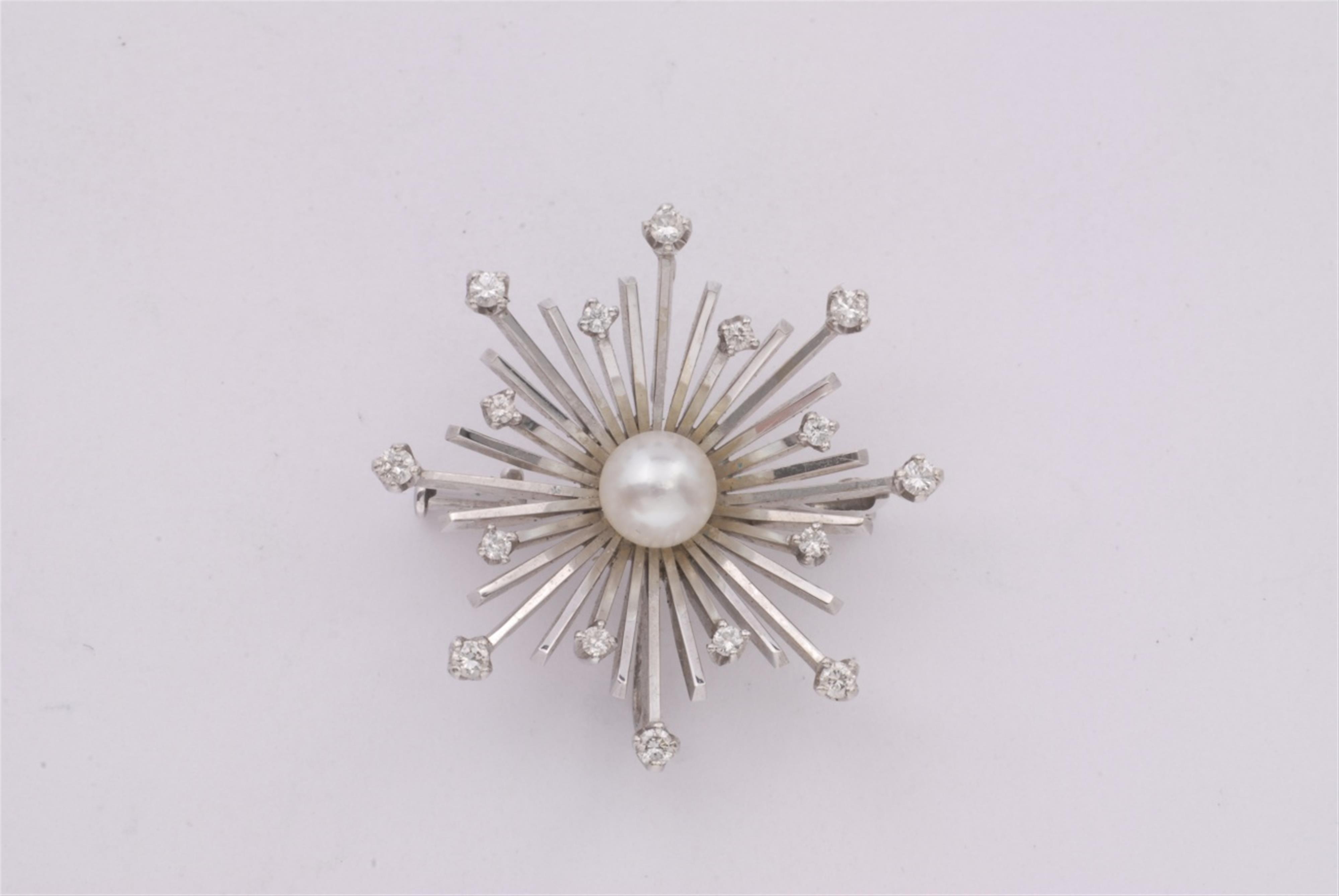 An 18k white gold "snowflake" pendant brooch. - image-1