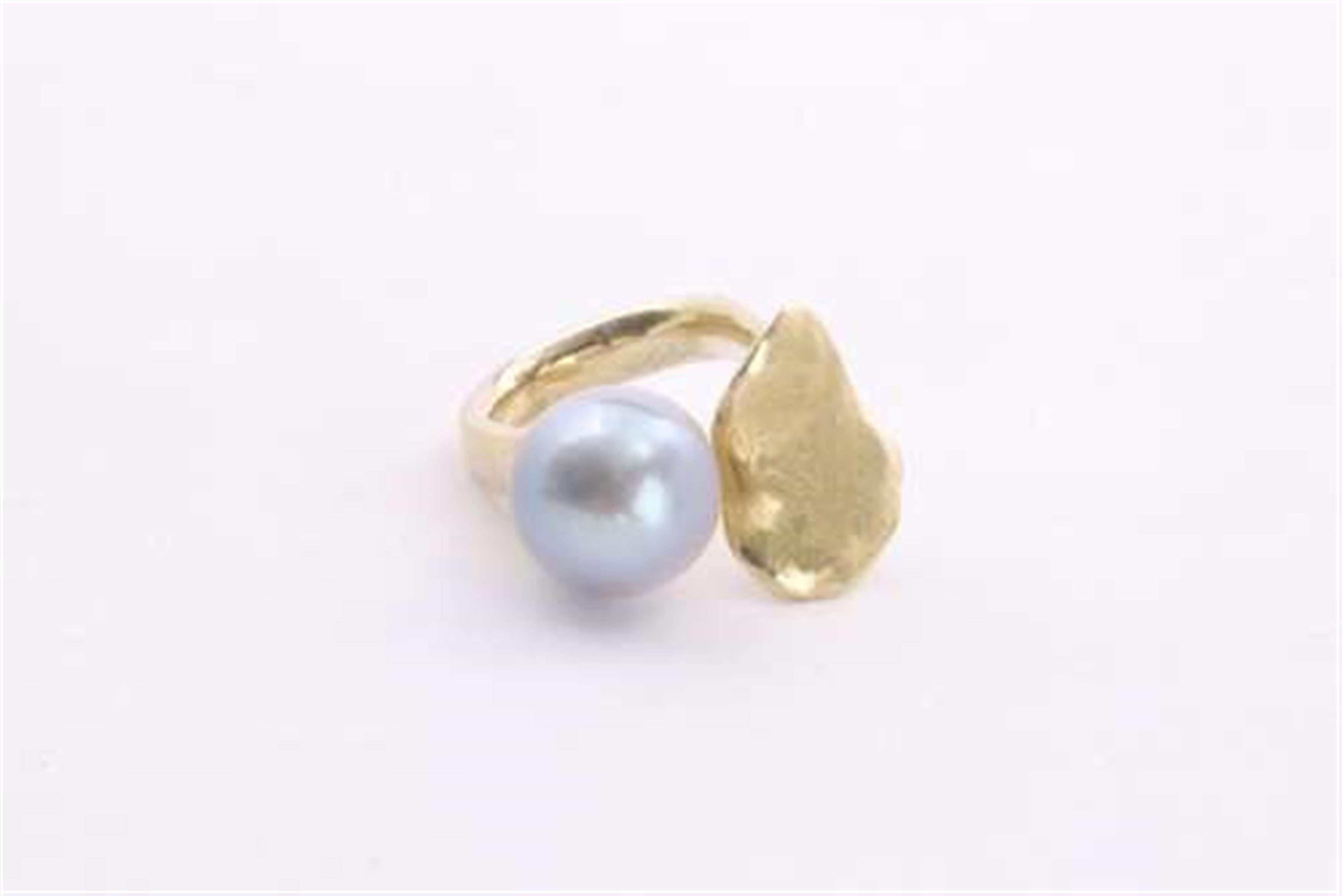 An 18k gold and grey South Sea cultured pearl ring. - image-1