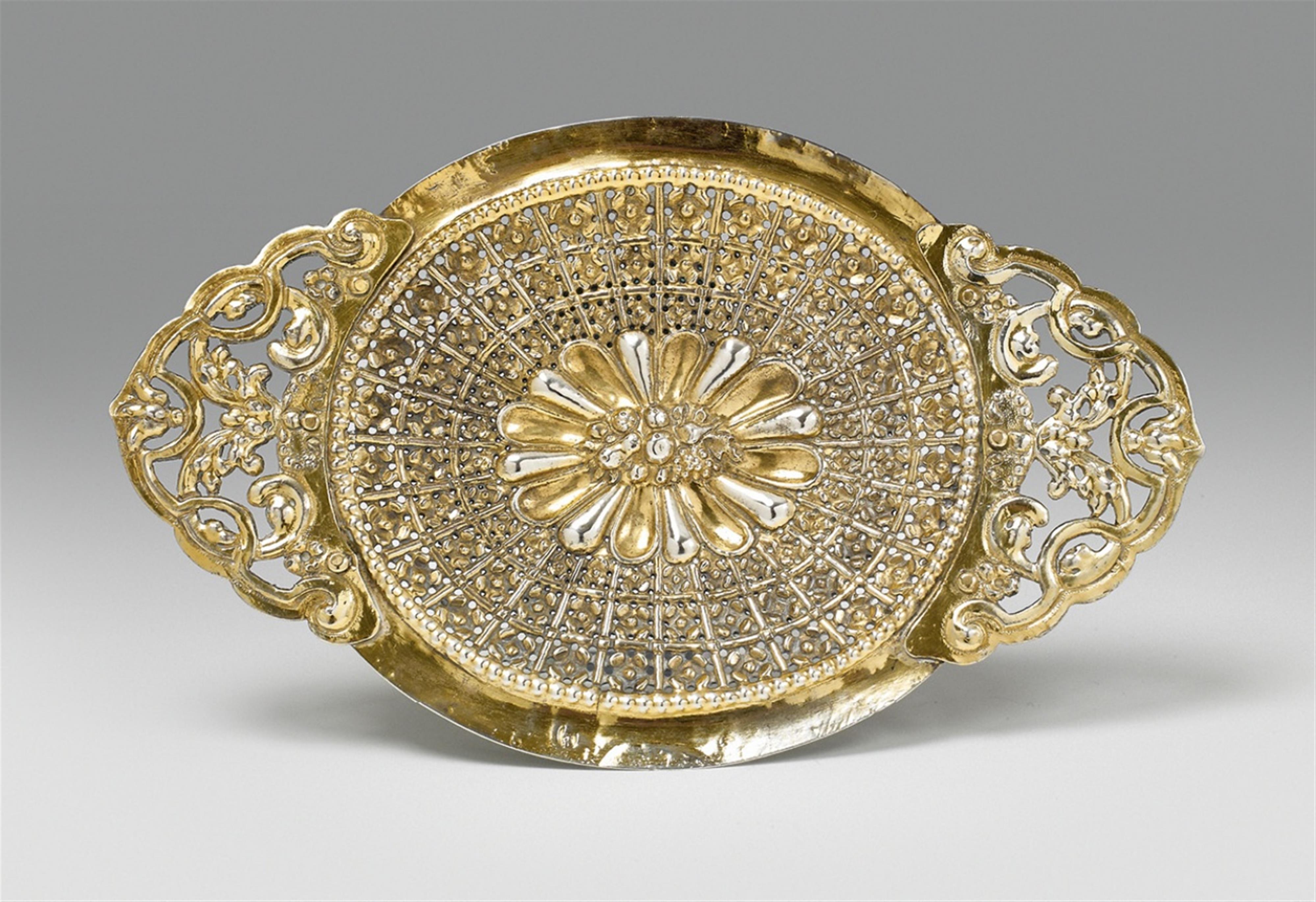 A miniature Augsburg silver gilt sideboard dish - image-1