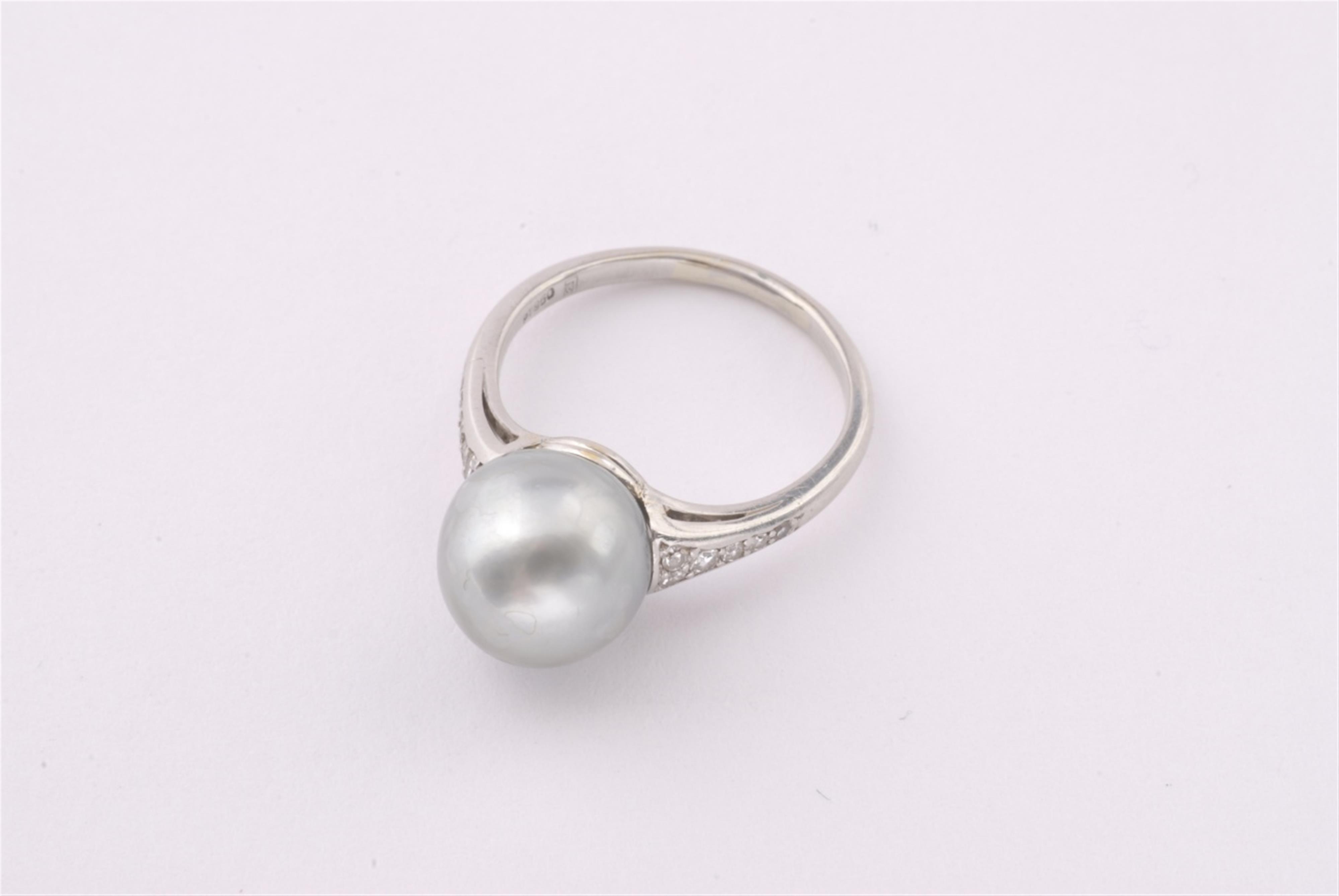 An Art Déco platinum ring with an Oriental pearl. - image-1