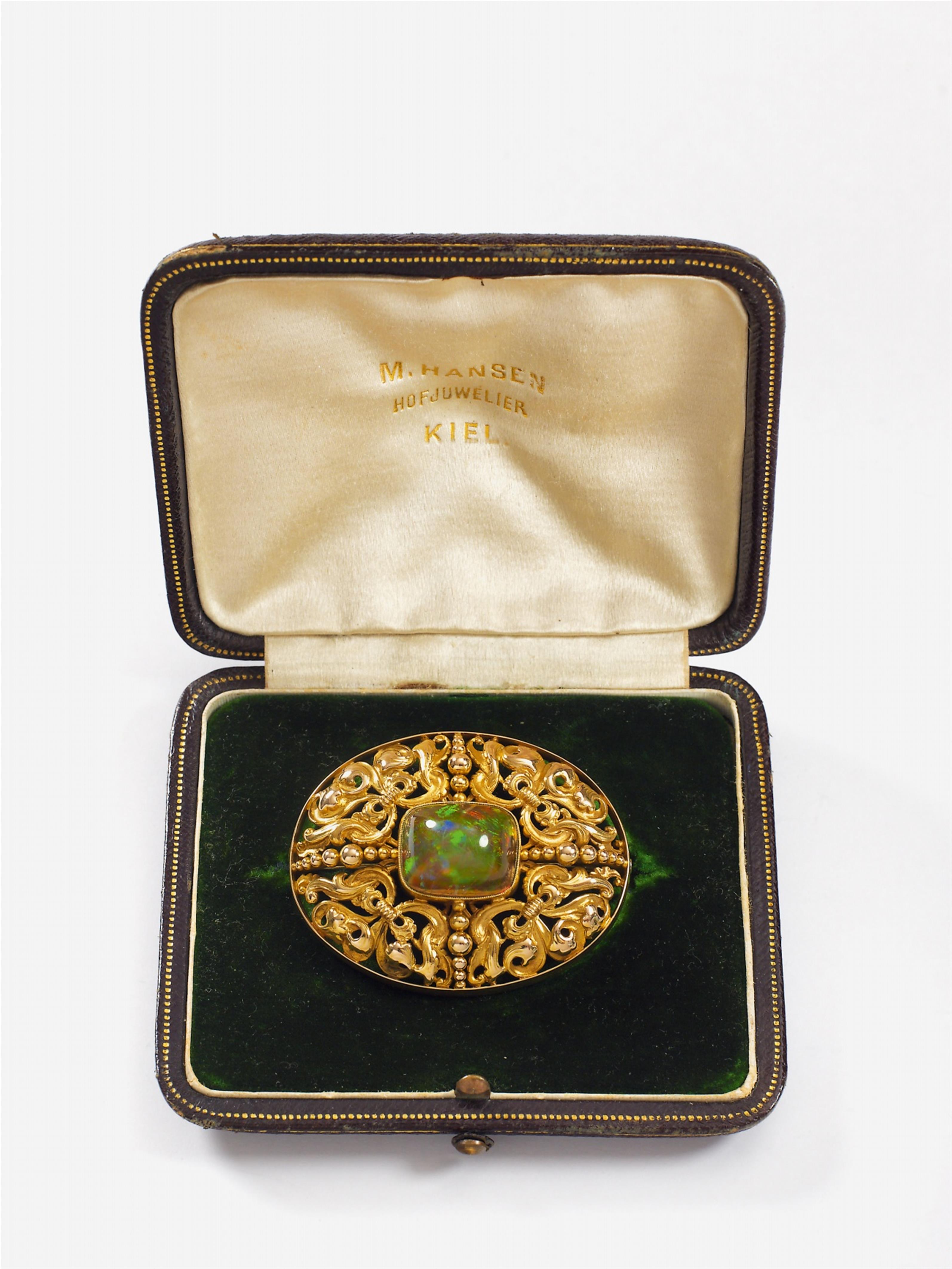 A 14k gold brooch with a large opal. - image-2