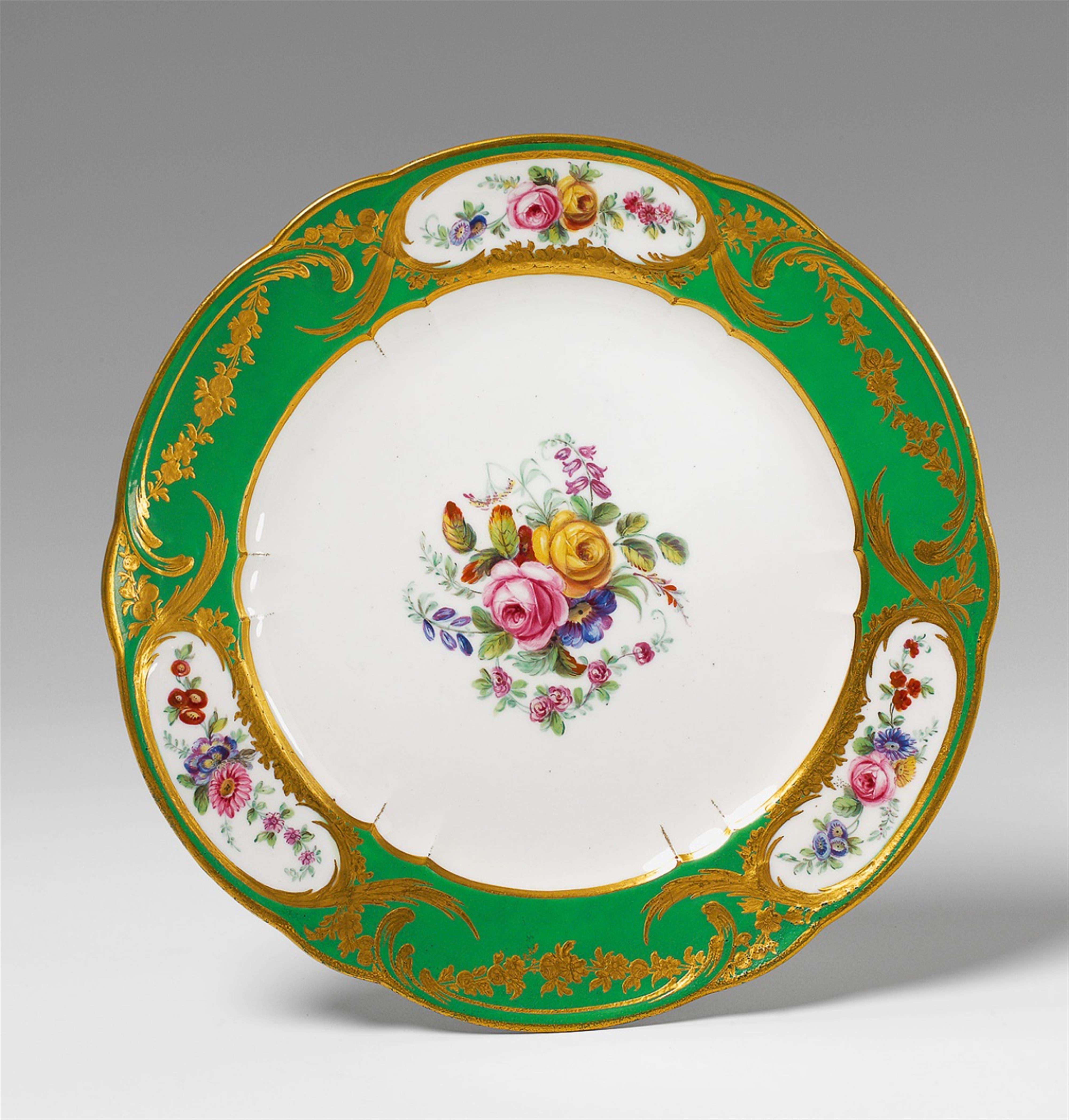 A Sèvres soft-paste porcelain dinner plate / assiette à palmes with emerald green ground. - image-1