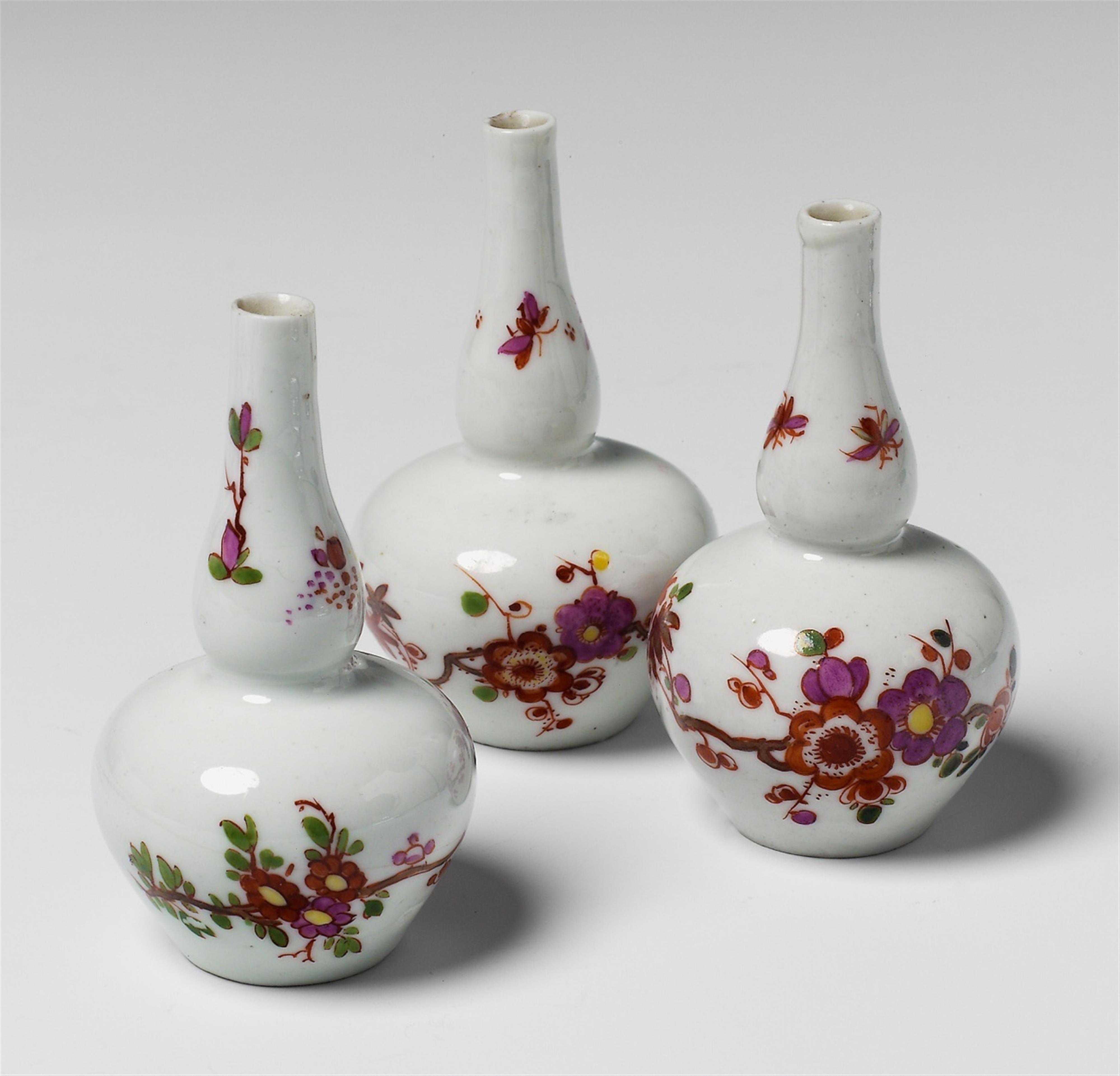 A pair of Meissen baluster-form miniature bottles with "indianische blumen". - image-1