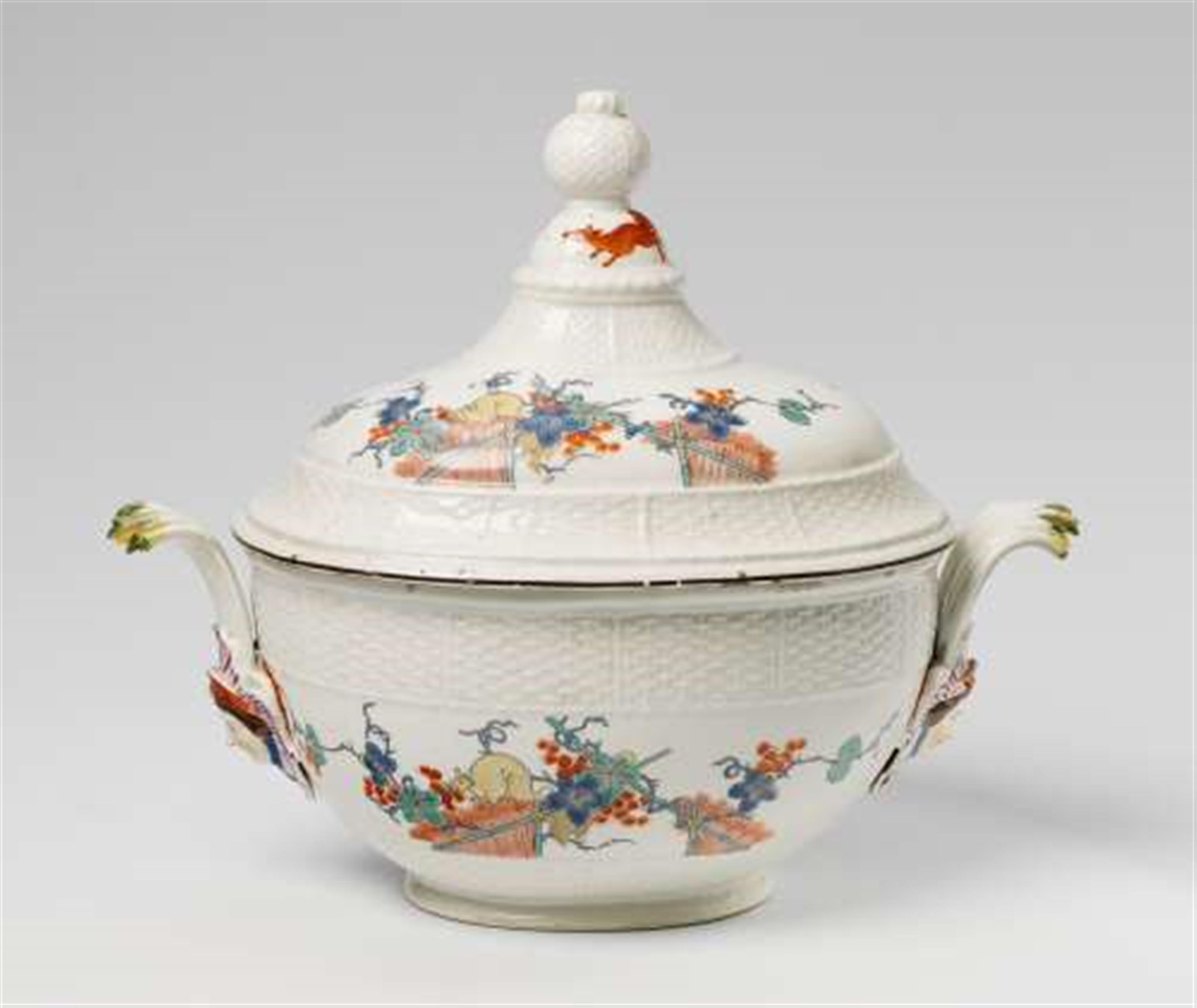 A Meissen porcelain tureen and cover with Kakiemon and ozier relief decor. - image-3