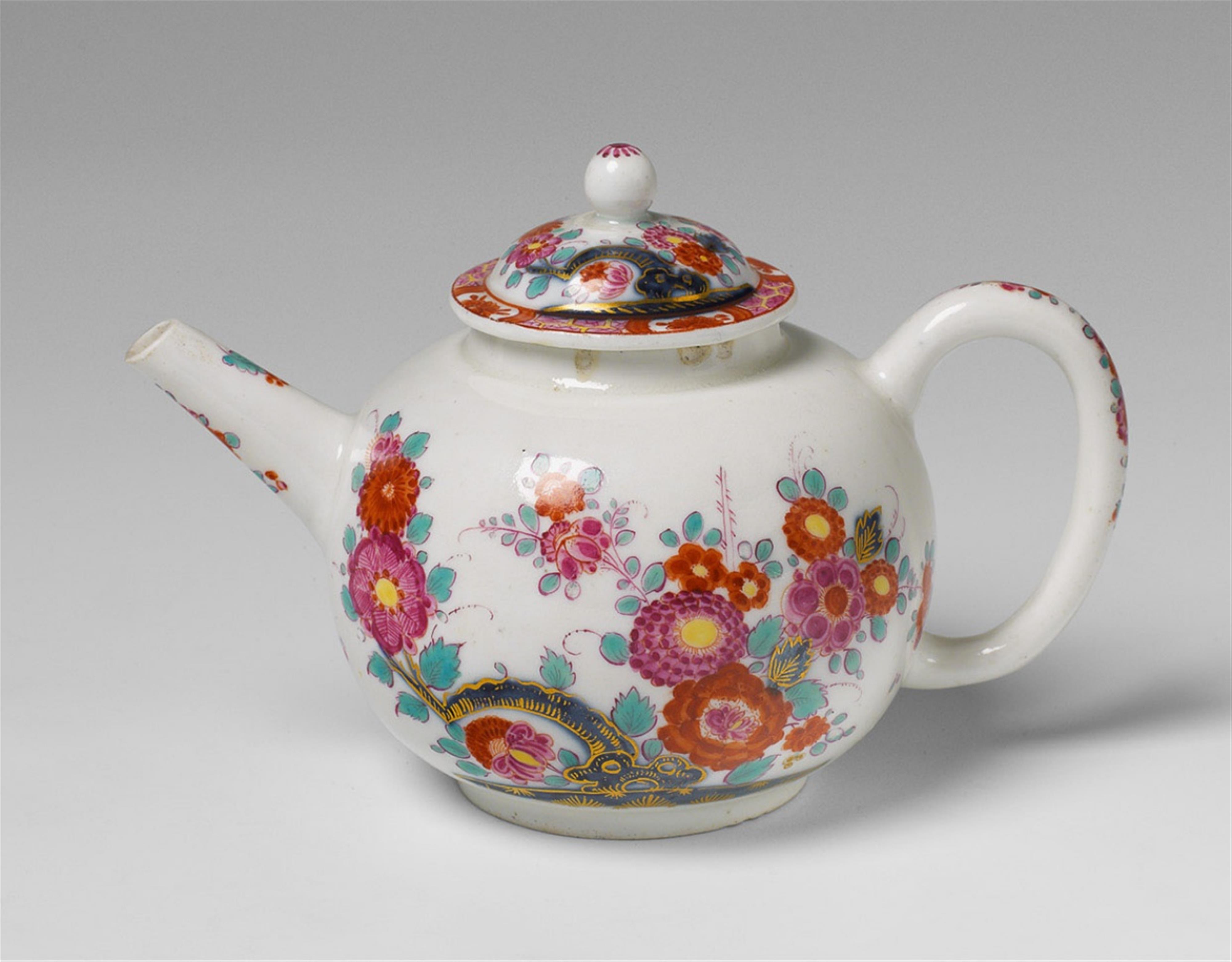 A Meissen porcelain teapot with Japanese style "indianische blumen" decor. - image-1