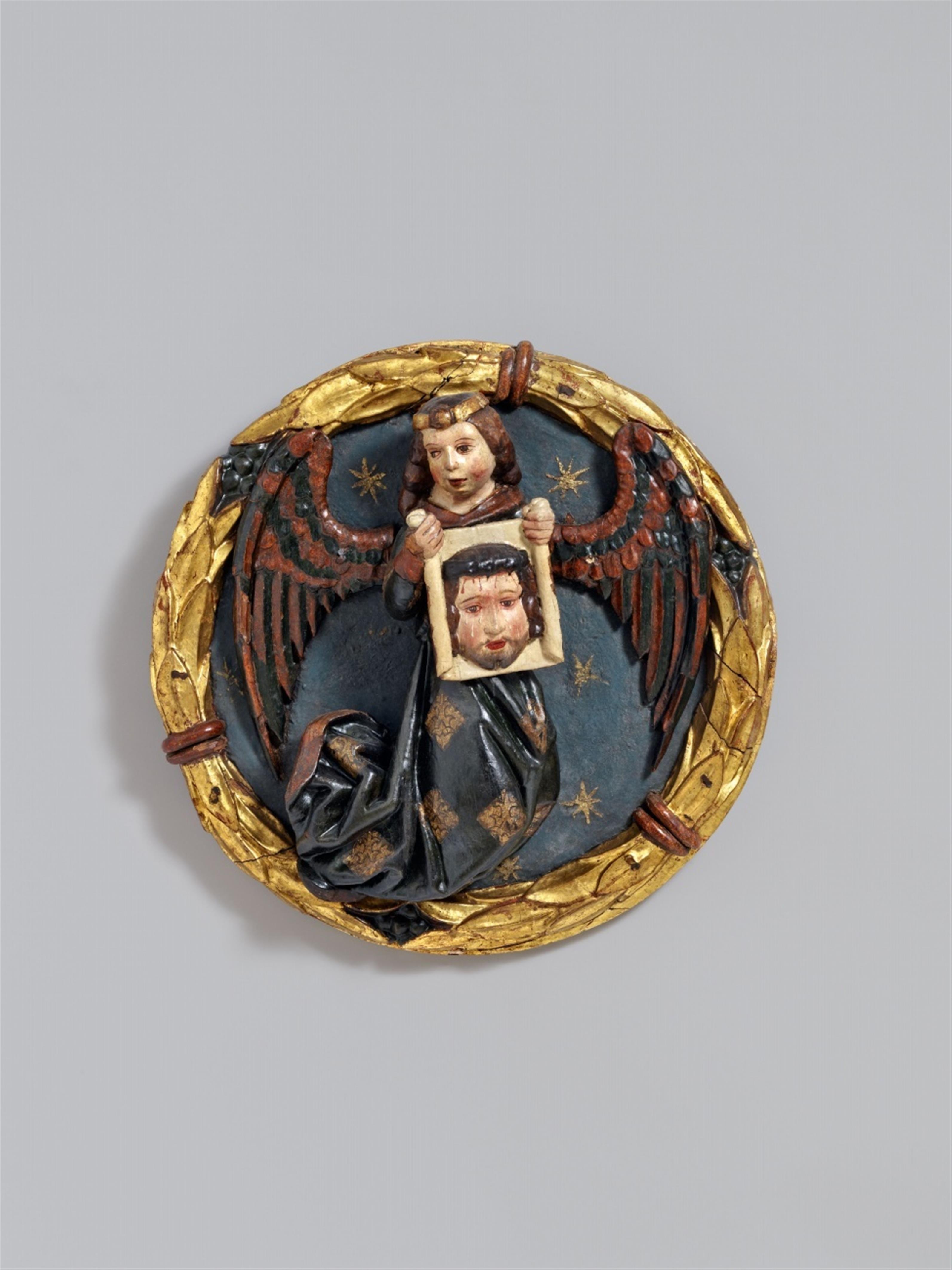 Piemont circa 1480 - A Piemont carved Swiss pine tondo with an angel, circa 1480 - image-1