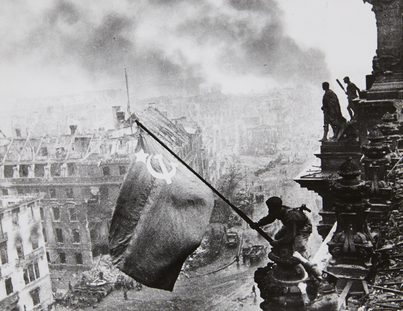 Jewgeni Chaldej - Sowjetische Fahne auf dem Berliner Reichstag, 2. Mai 1945 - image-1