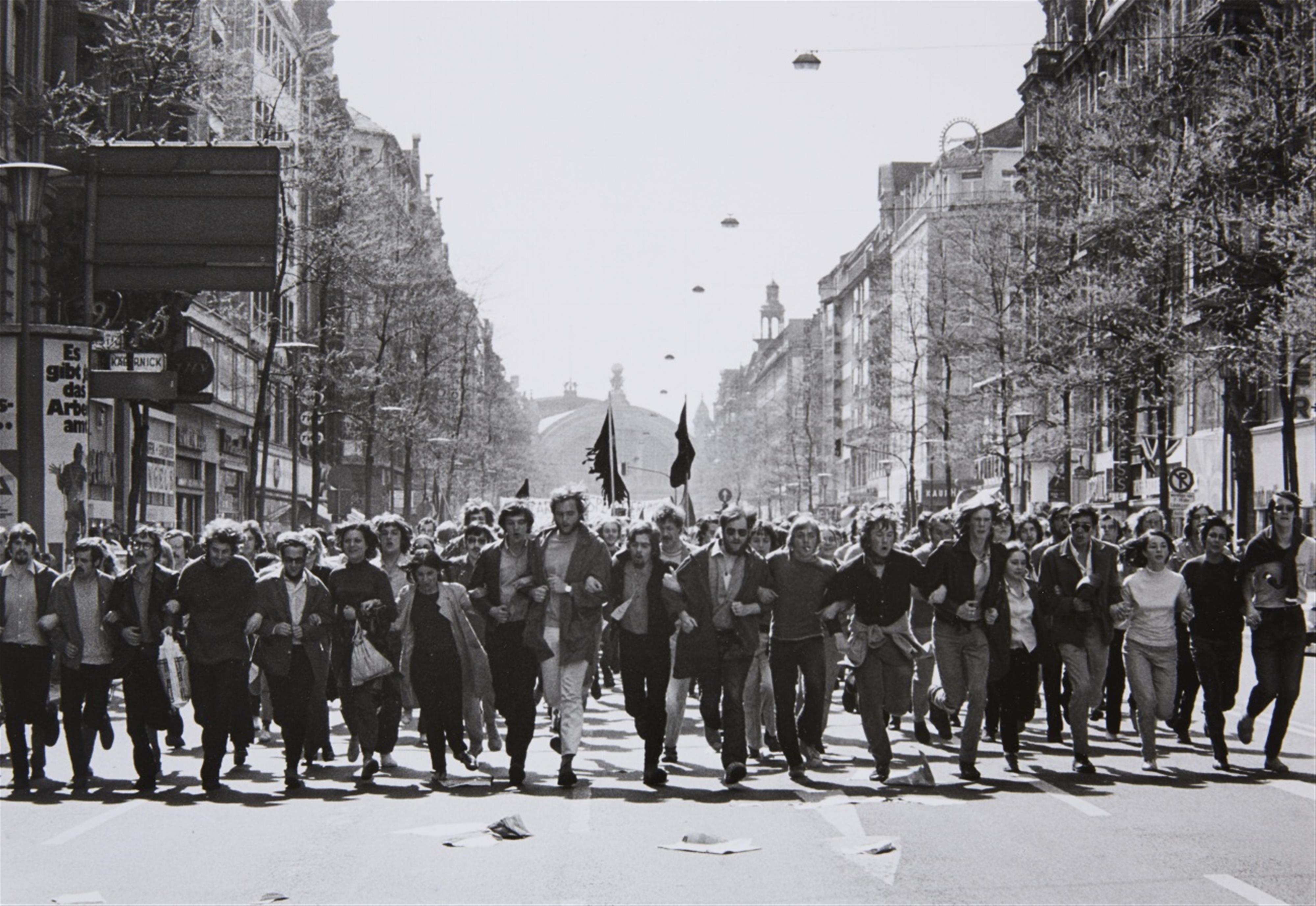 Barbara Klemm - Demonstration gegen den Vietnamkrieg, Kaiserstraße, Frankfurt/M. - image-1
