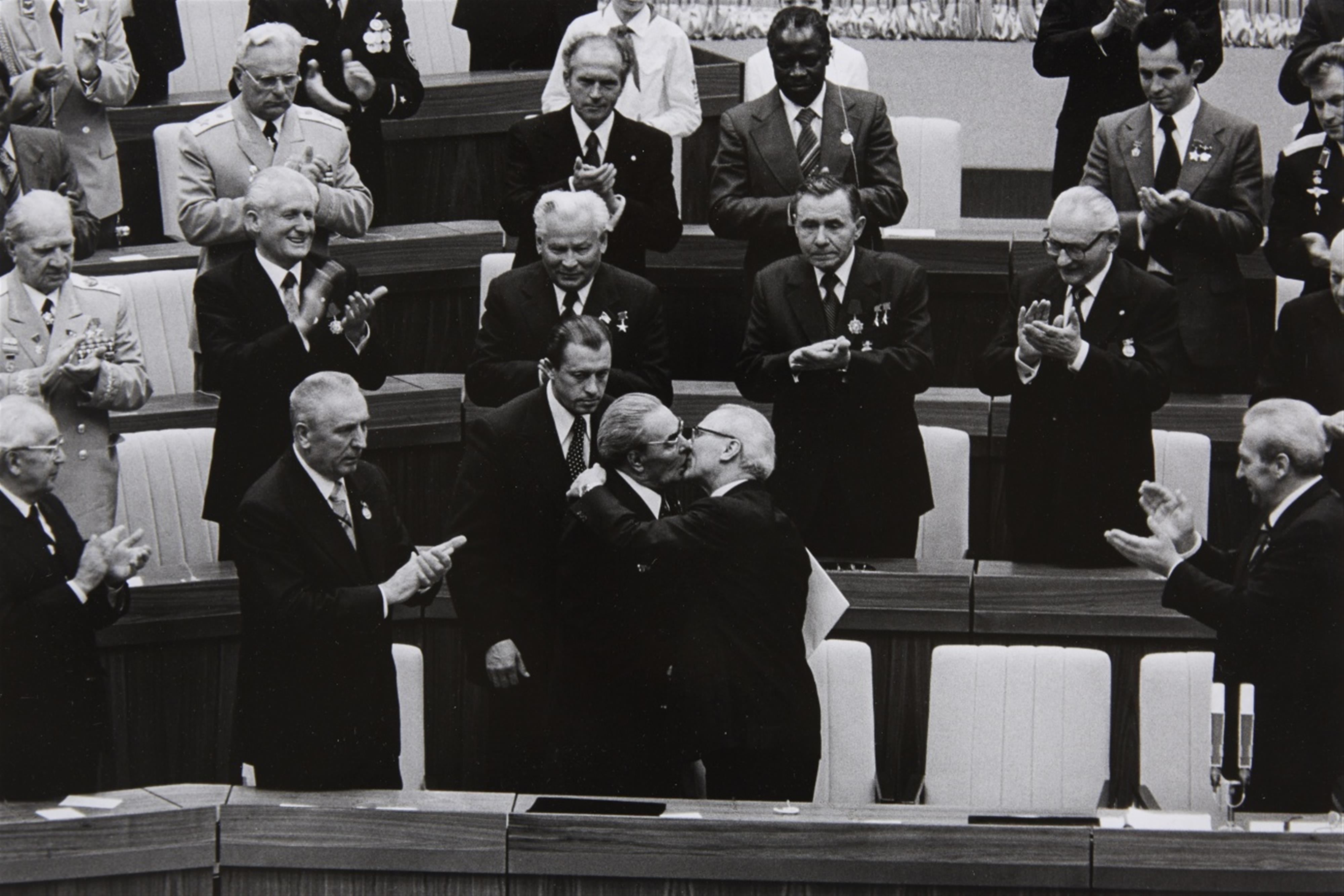 Barbara Klemm - Breschnew und Honecker am 30. Jahrestag der DDR (Breschnew and Honecker on the 30th anniversary of the GDR) - image-1