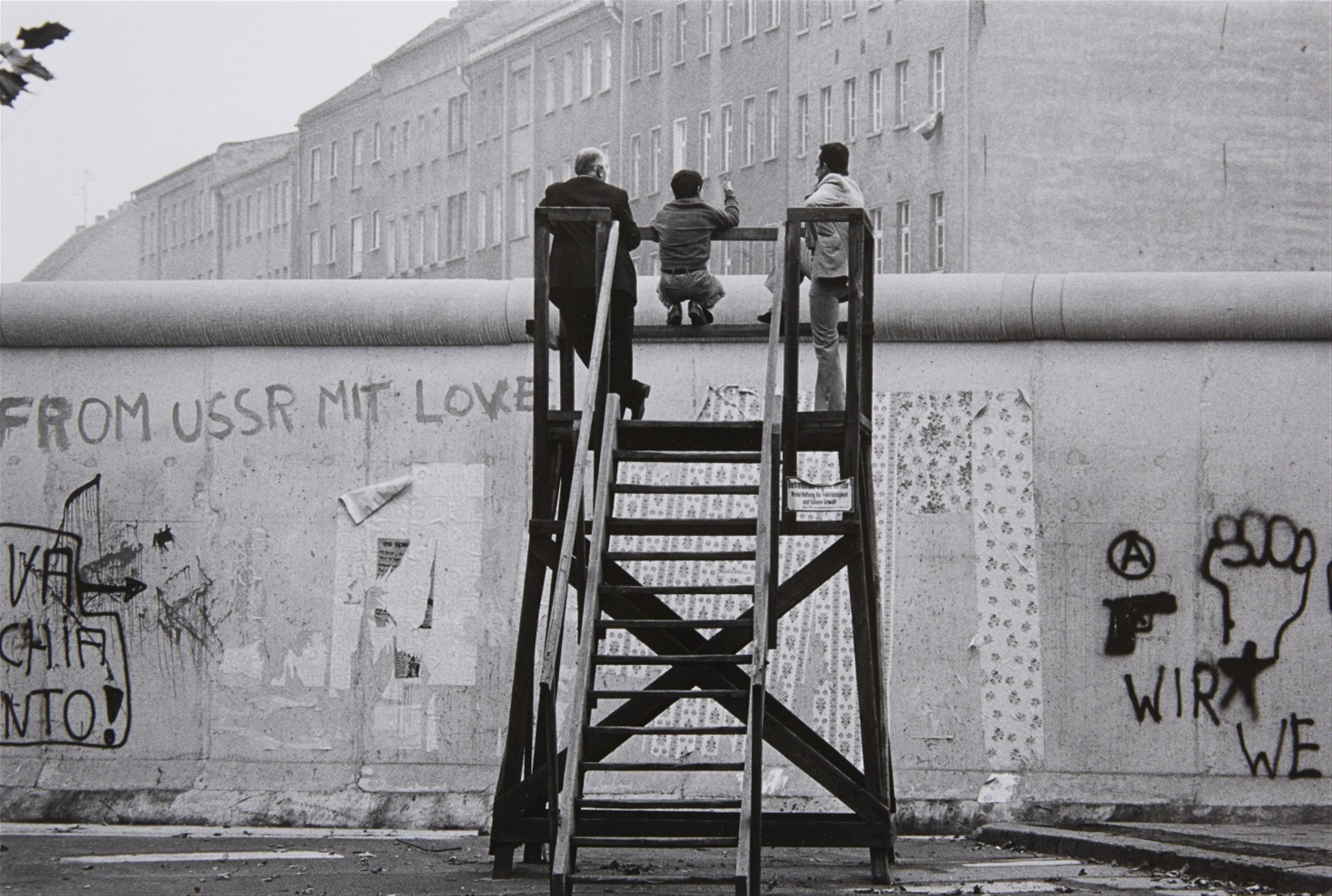 Barbara Klemm - Blick über die Mauer, West-Berlin (View over the wall, West-Berlin) - image-1