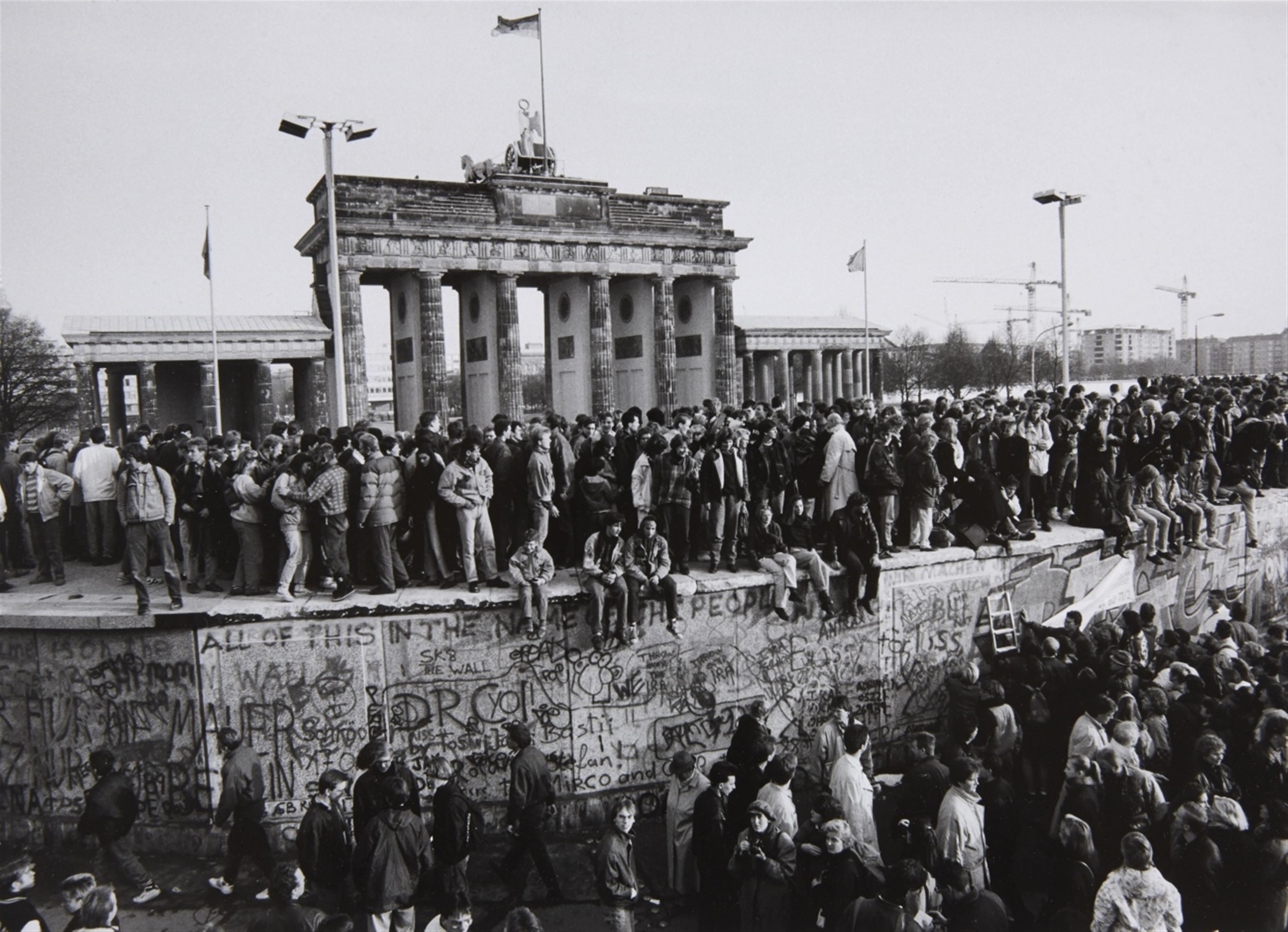 Barbara Klemm - Fall der Mauer. Brandenburger Tor, Berlin, 10. November 1989 (Fall of the Wall, Brandenburg Gate, Berlin, 10th November 1989) - image-1