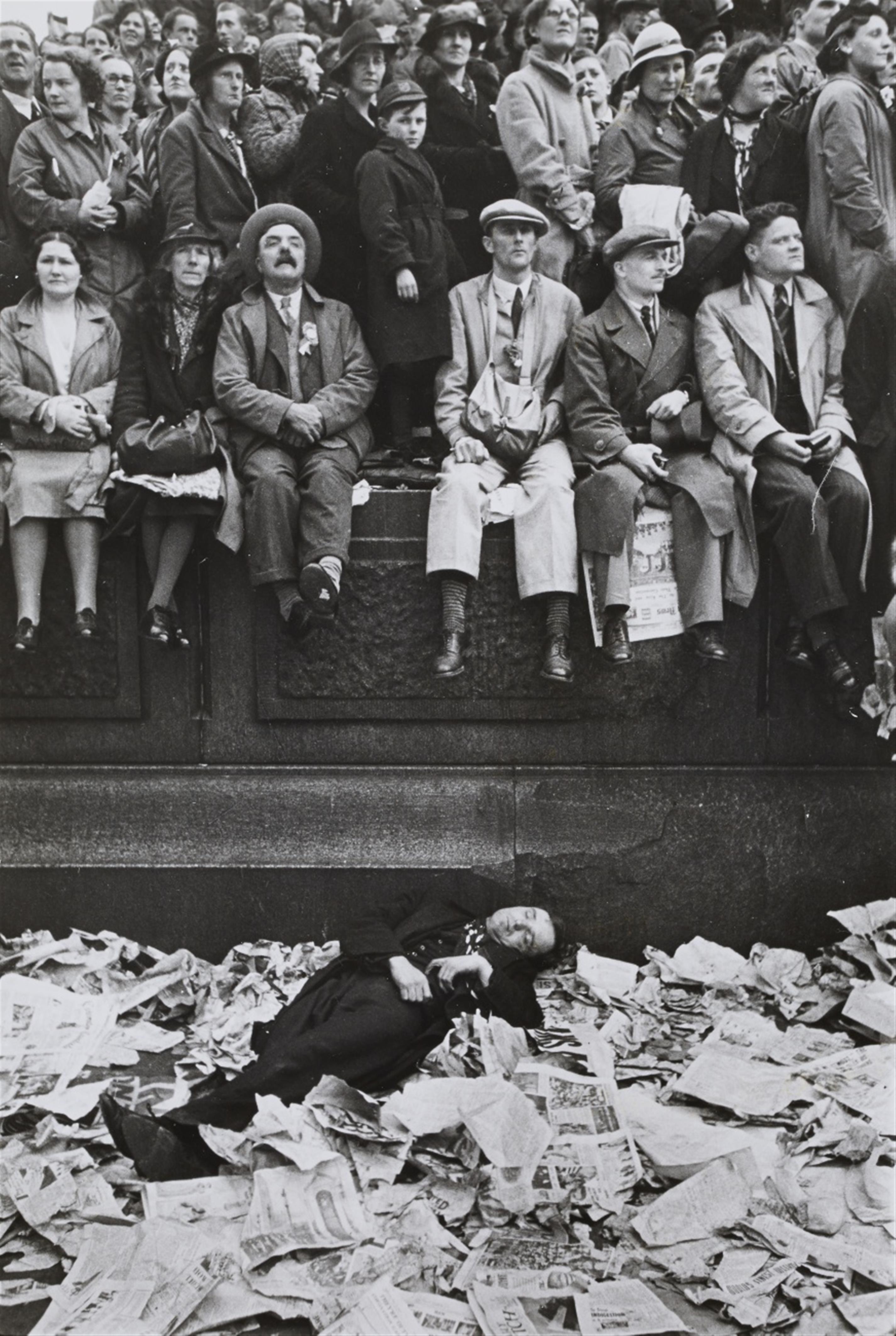 Henri Cartier-Bresson - Trafalgar Square am Tag der Krönung von George VI., London - image-1
