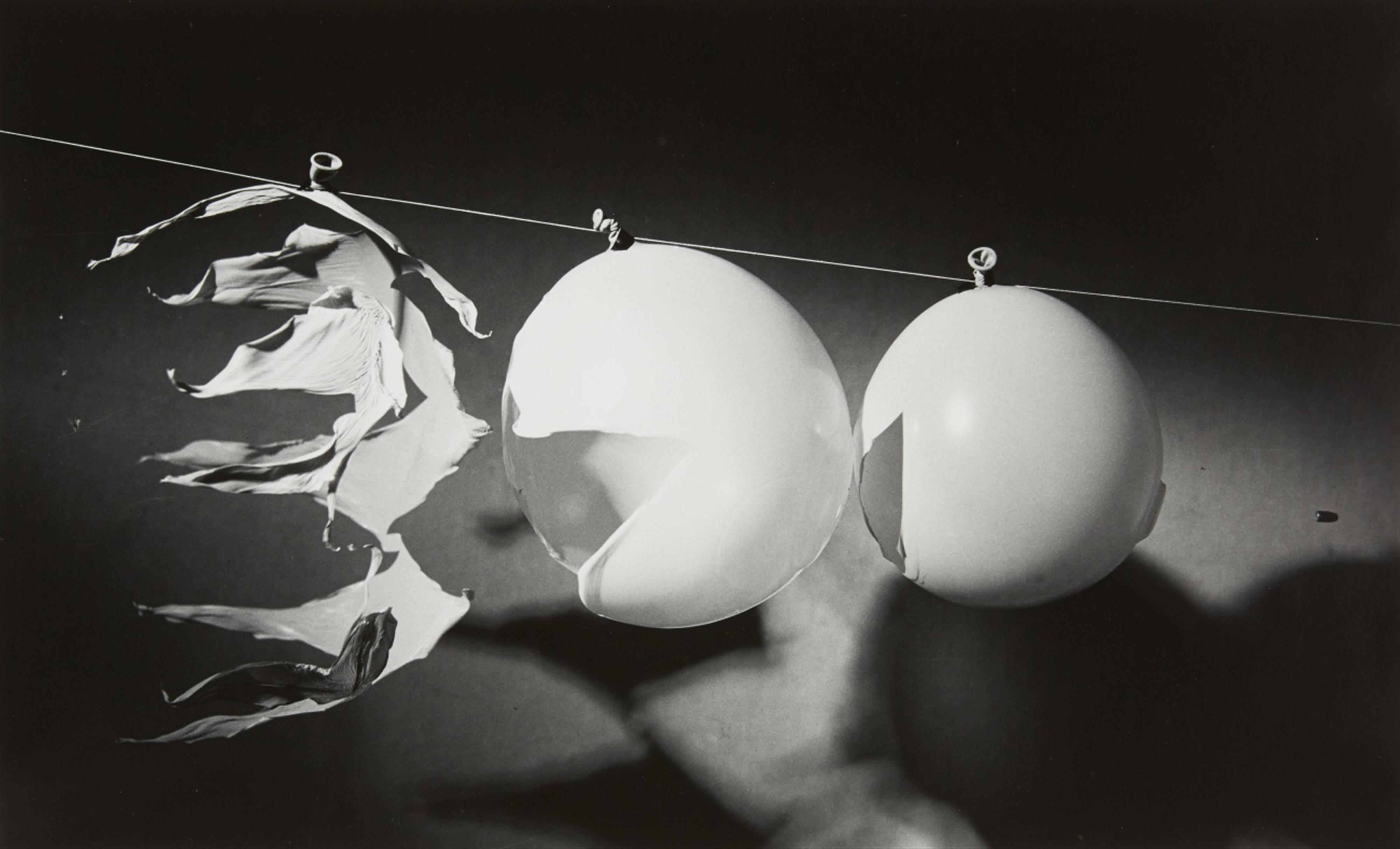 Harold Edgerton - Ein Geschoss durchdringt Ballons (Bullet passing through three balloons) - image-1