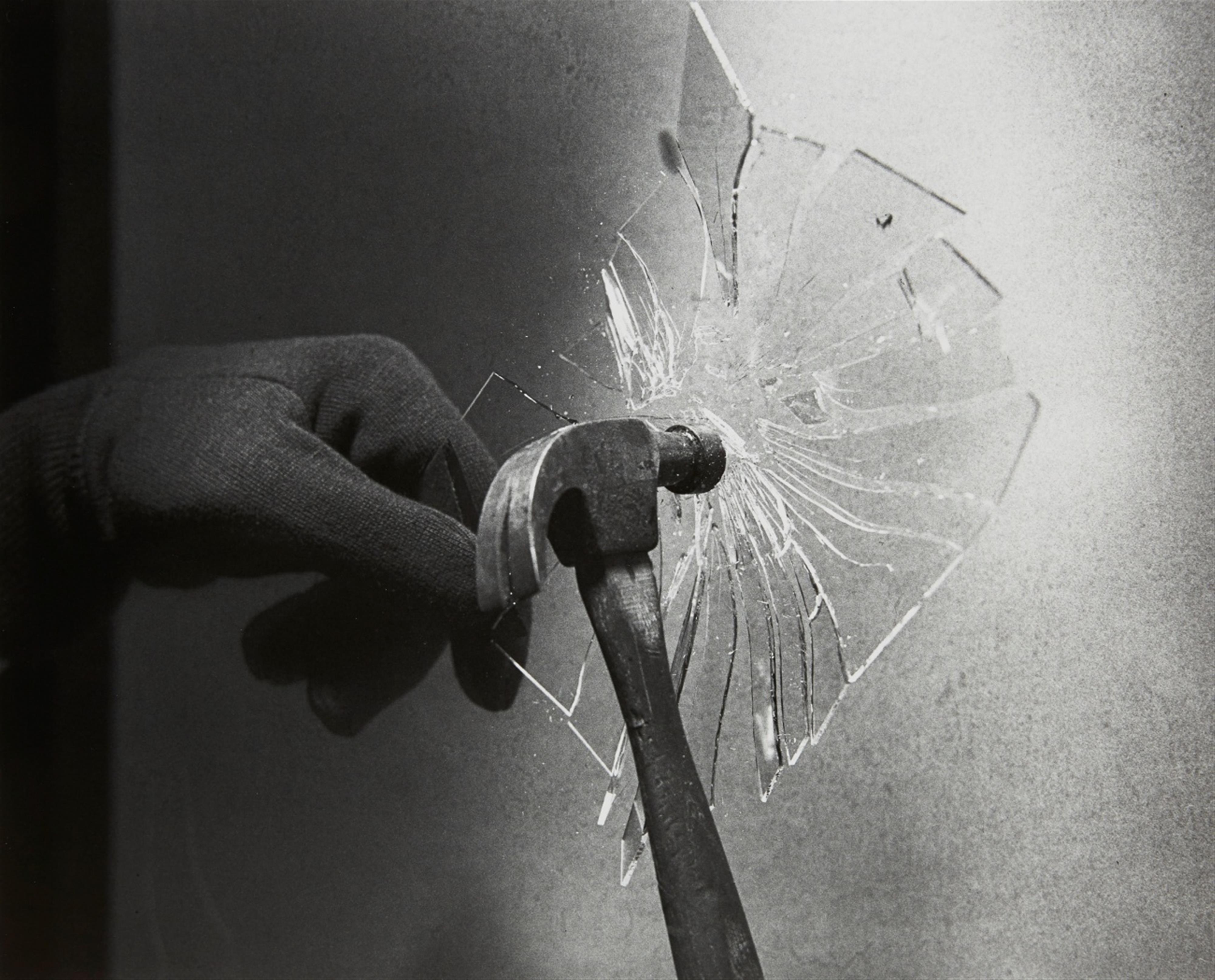 Harold Edgerton - Ein Hammer zerbricht eine Glasscheibe (Hammer breaks glass plate) - image-1