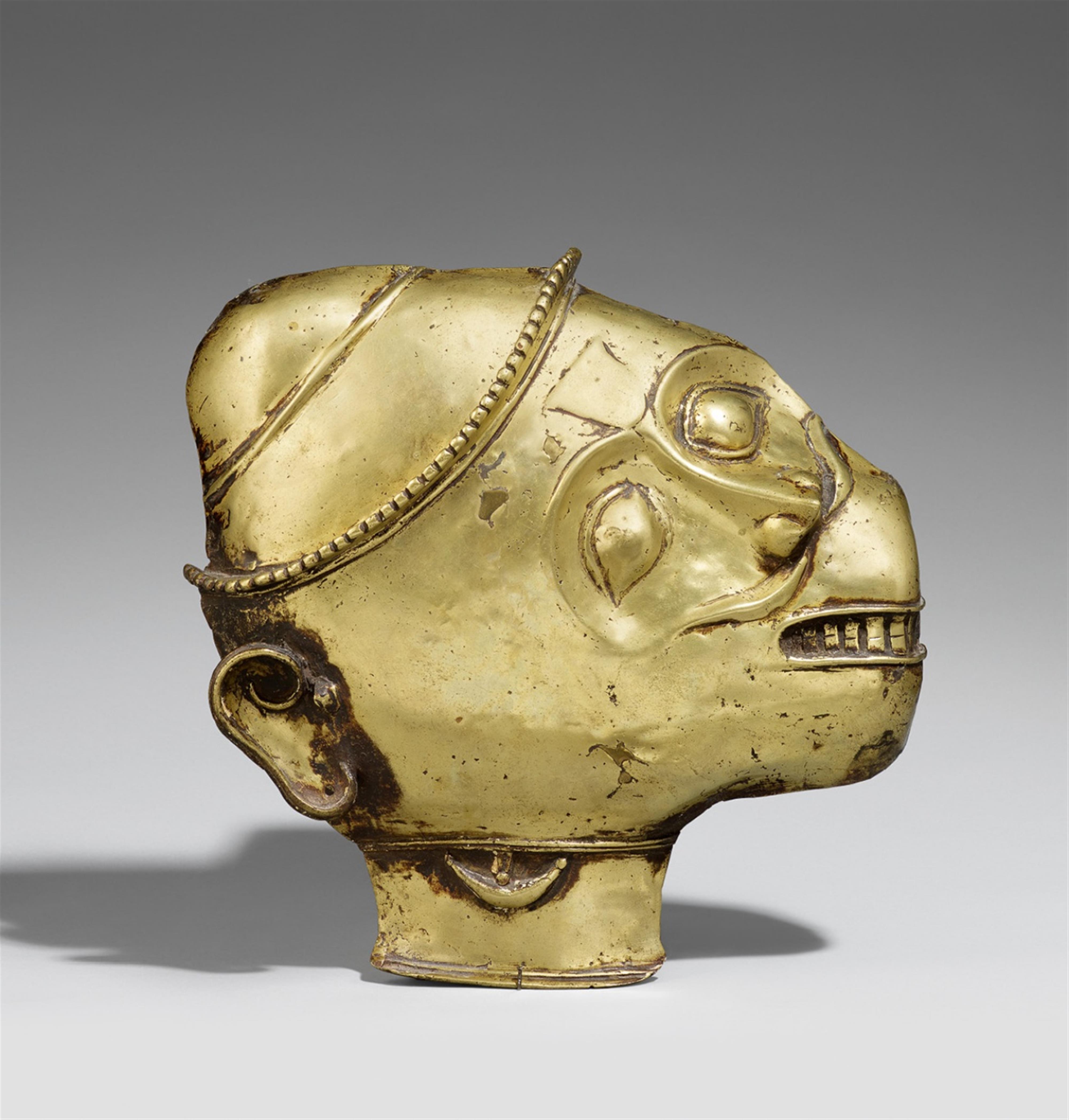A probably Maharashtra brass head of Hanuman. 18th/19th century - image-1