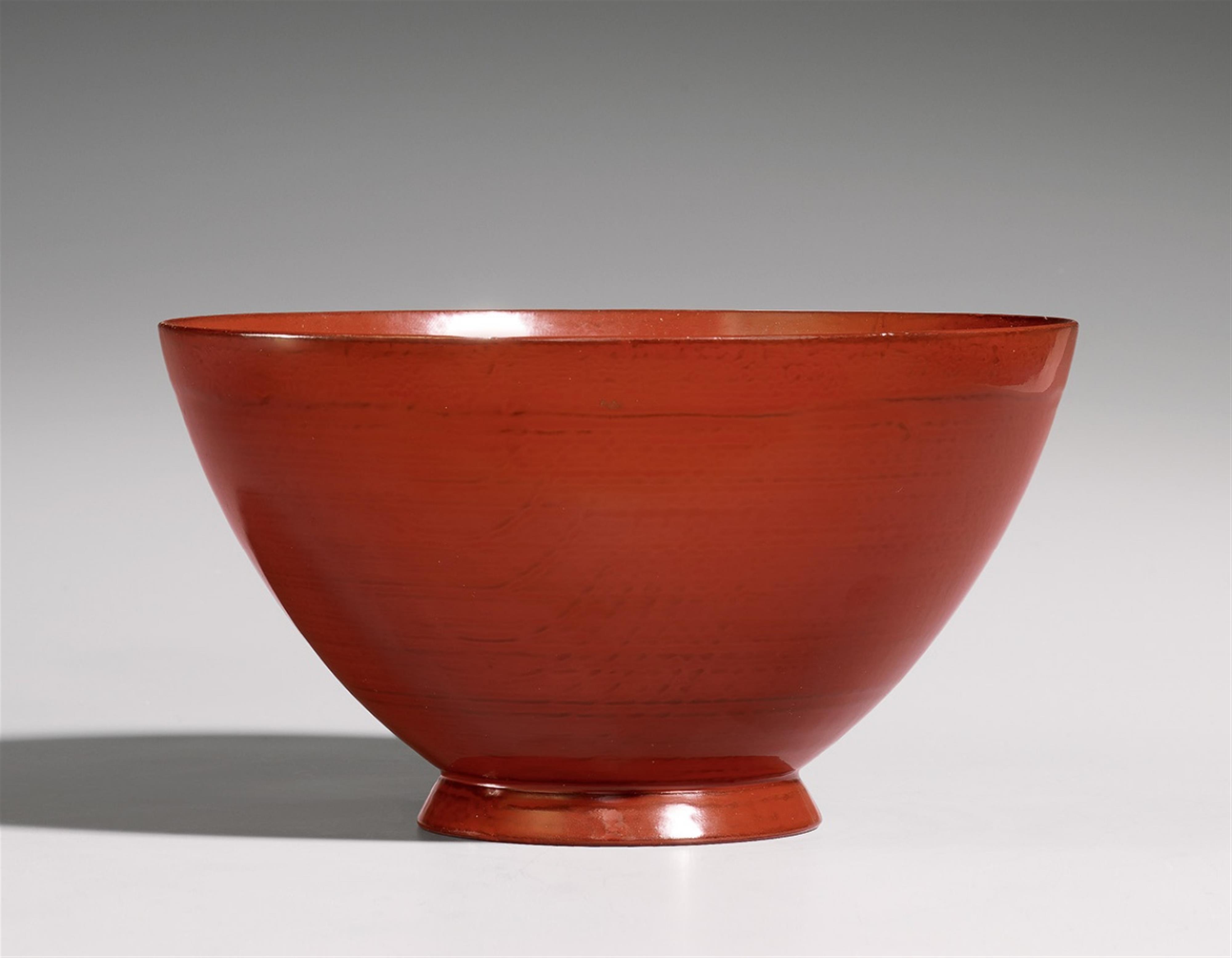 A keyaki wood and red lacquer bowl by Kado Isaburô (1940-2005). Ca. 1990 - image-1