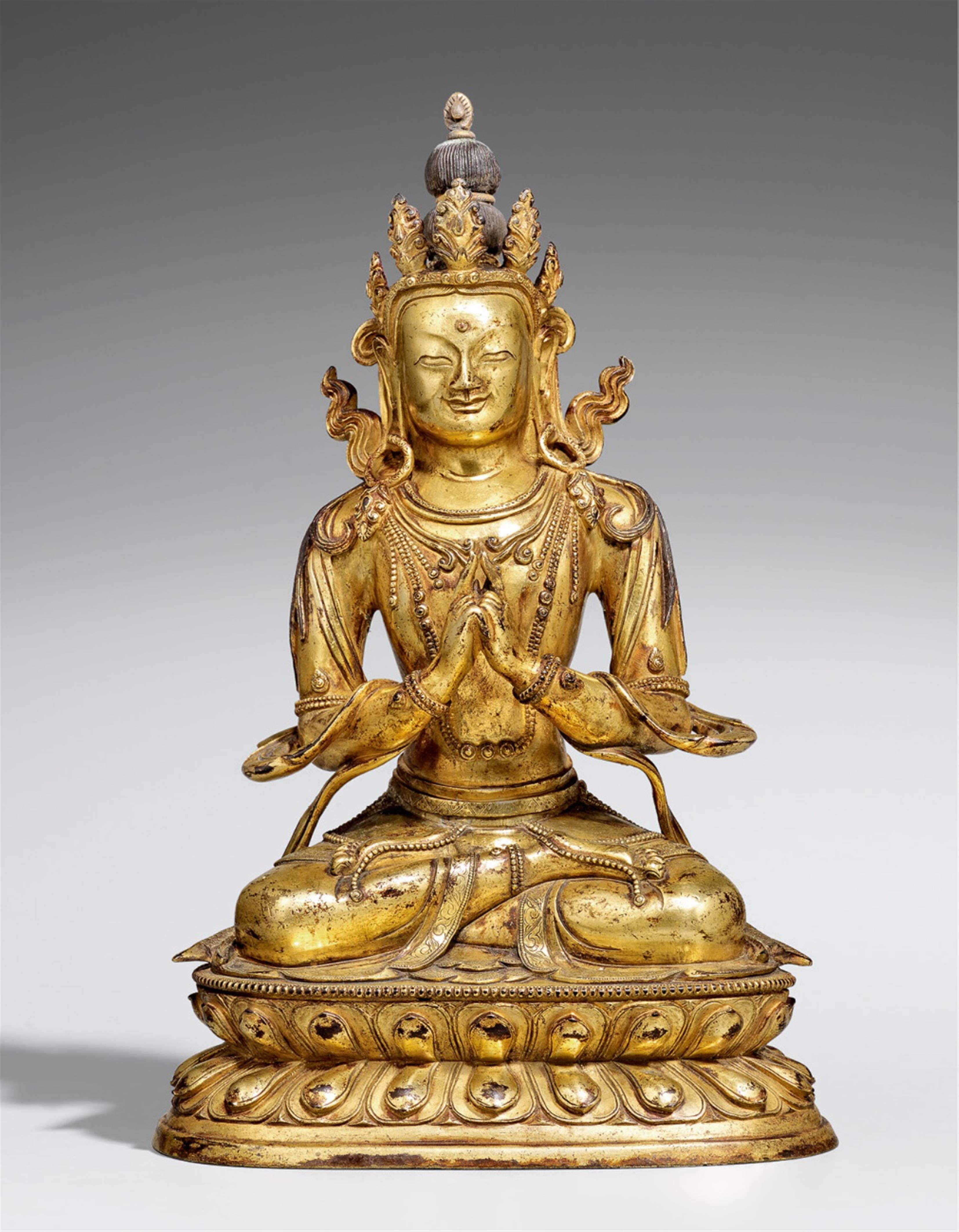 Buddha Vairocana. Feuervergoldete Bronze. Sinotibetisch. Wohl 18./19. Jh. - image-1