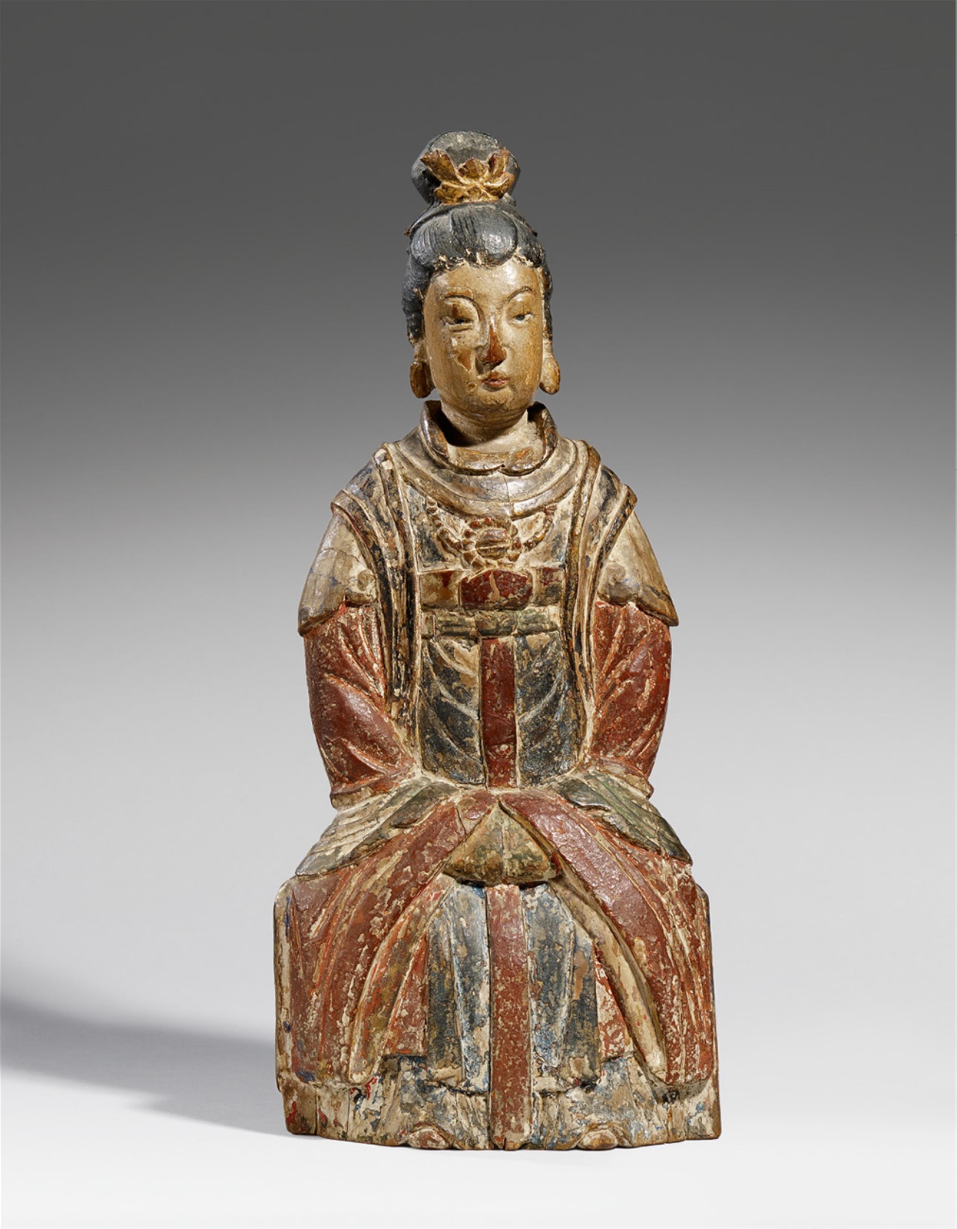 A polychromed wood figure of a female Daoist deity. Ming/Qing dynasty - image-1