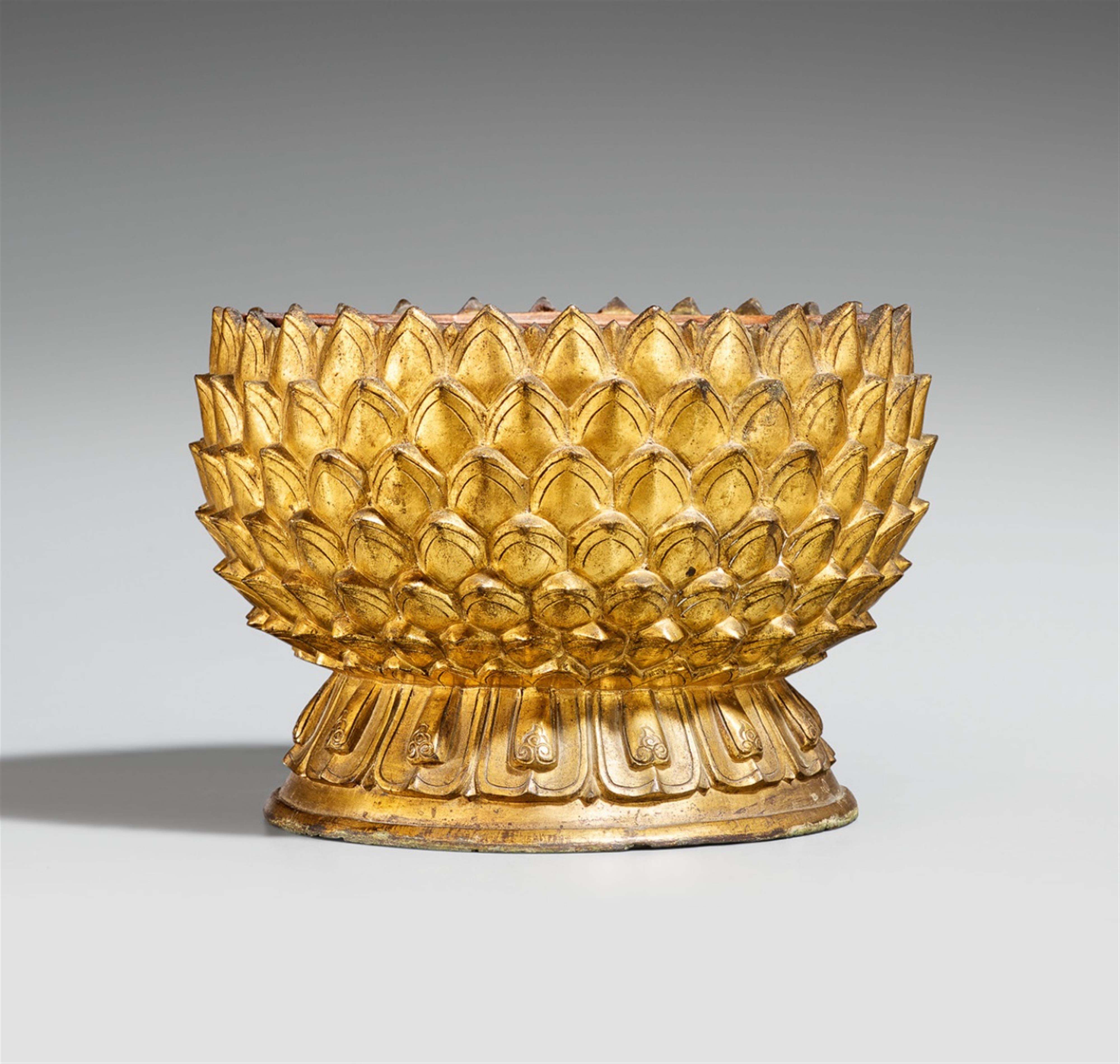 A gilded bronze lotus base. 16th/17th century - image-1