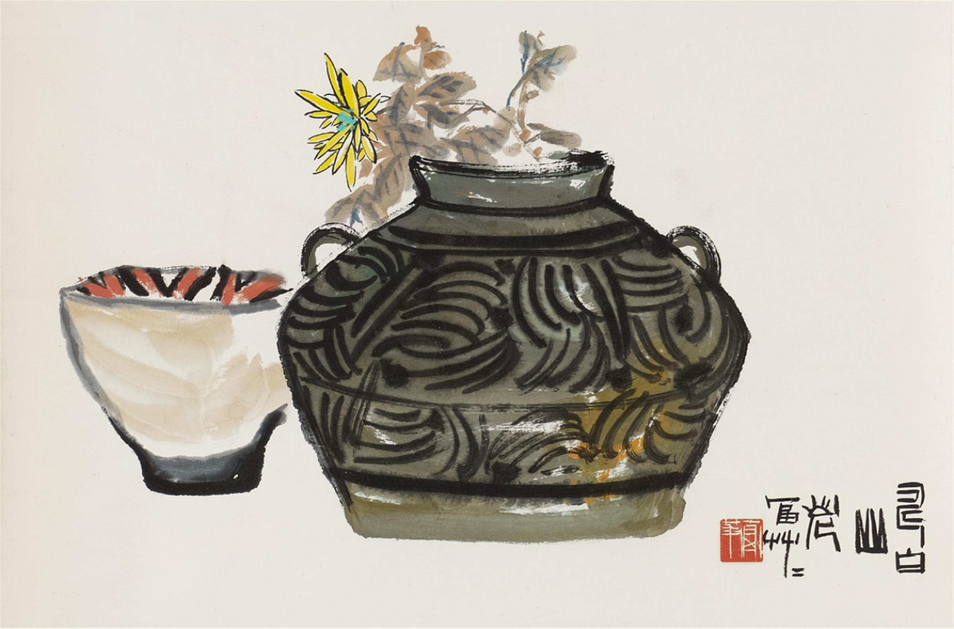 Fu Hua - Jar with chrysanthemum and tea bowl. Hanging scroll. Ink and colour on paper. Inscription, signed Fu Hua and sealed Fu Hua. - image-1