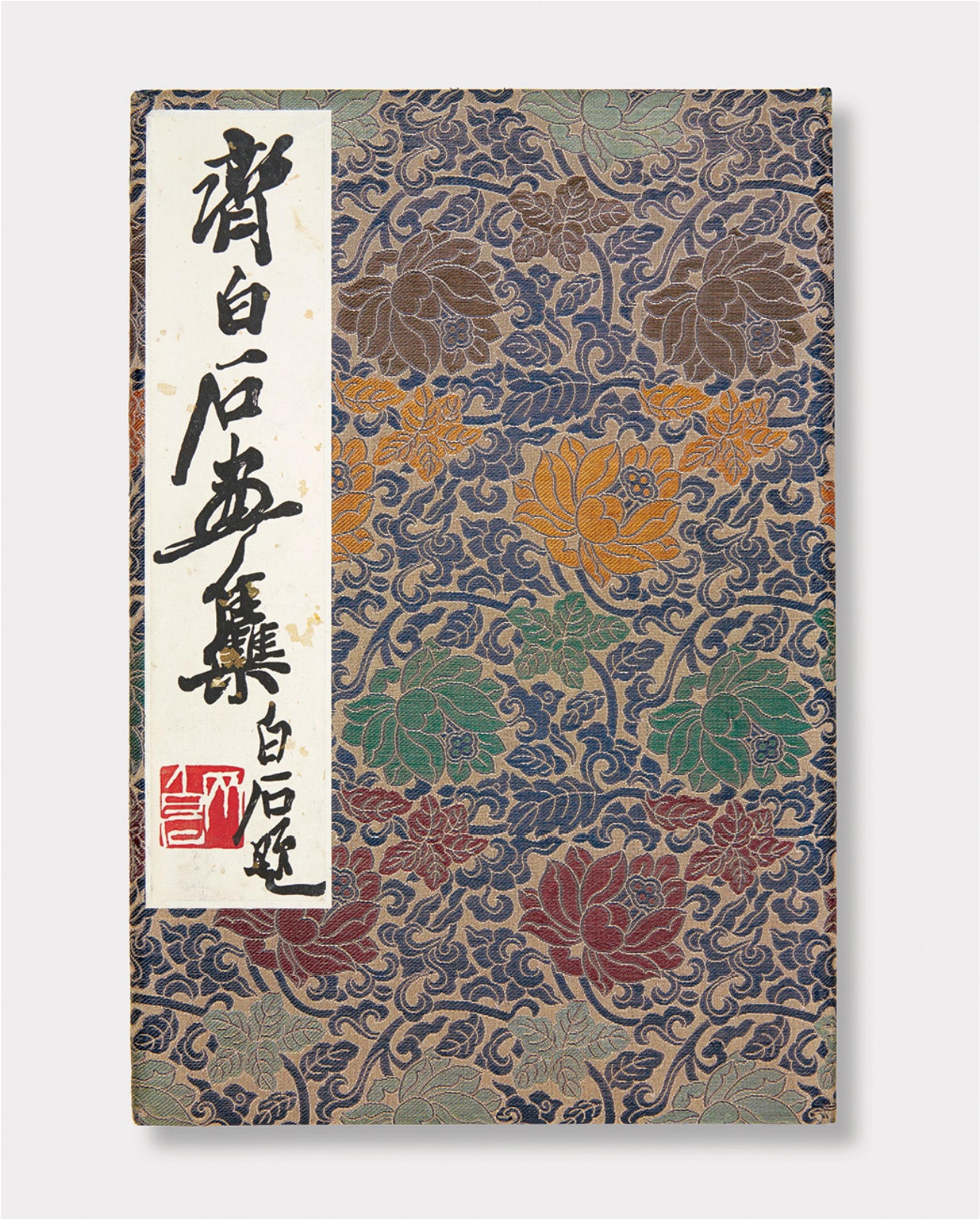 Qi Baishi - Leporello-Album mit dem Titel "Qi Baishi huaji" mit 22 Farbholzschnitten. Rongbaozhai, Beijing 1952, 5. Monat. Brokatbespannte Hülle. - image-1