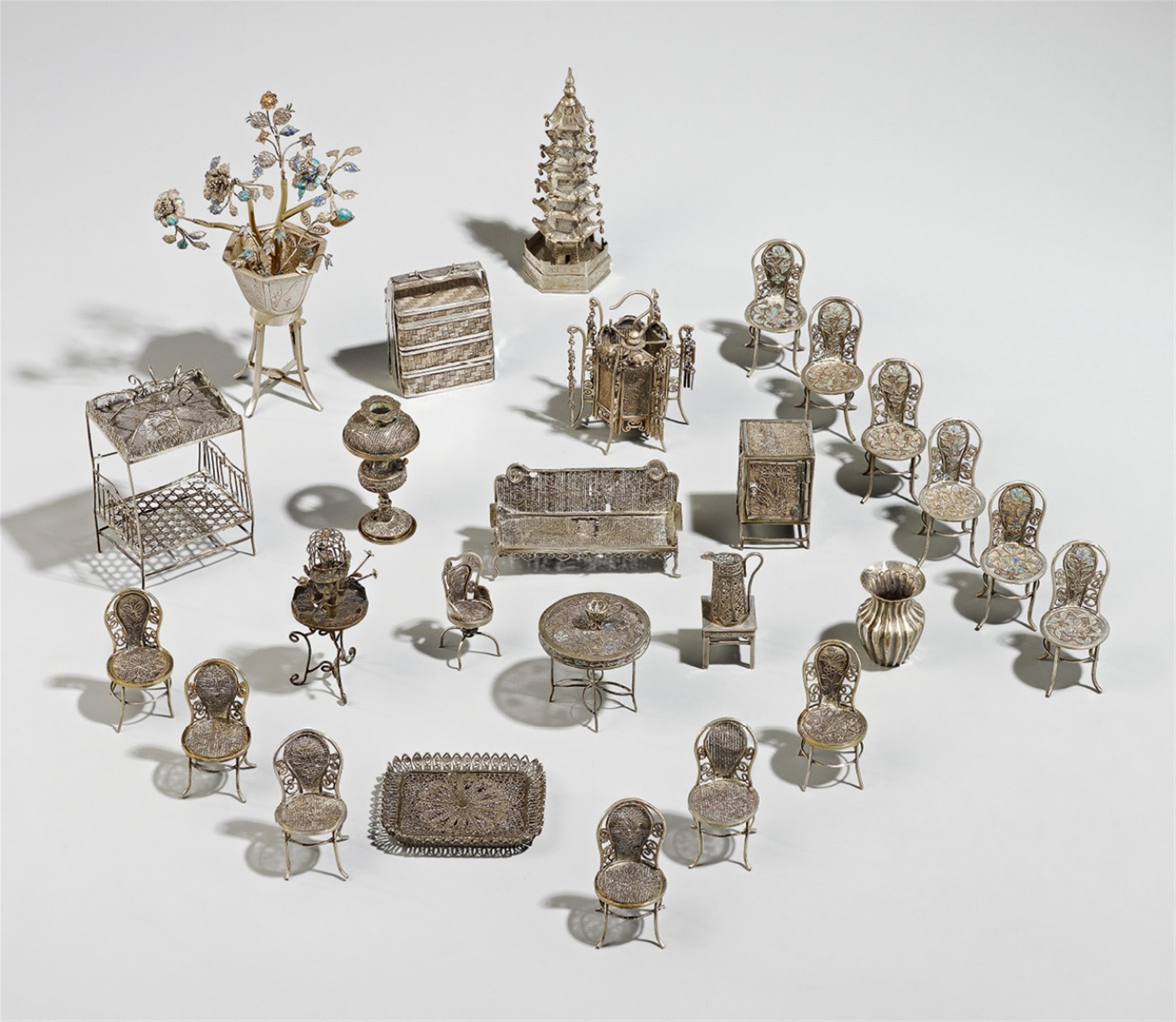 Chinese miniature silver furniture and living accessories. 19th century and later - image-1