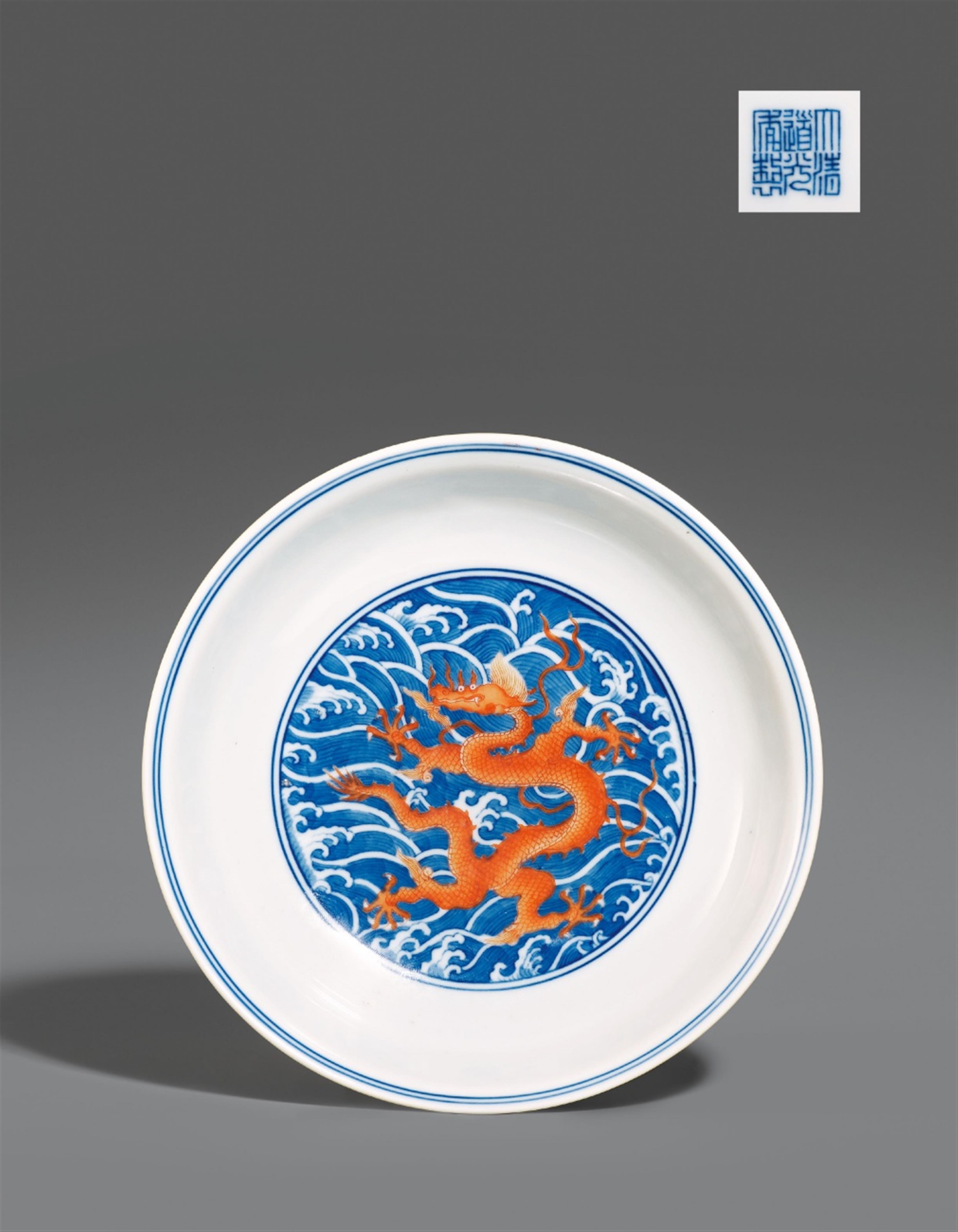 Blau-weiße Schale mit eisenrotem Drachen. Daoguang-Periode (1820-1850) - image-1