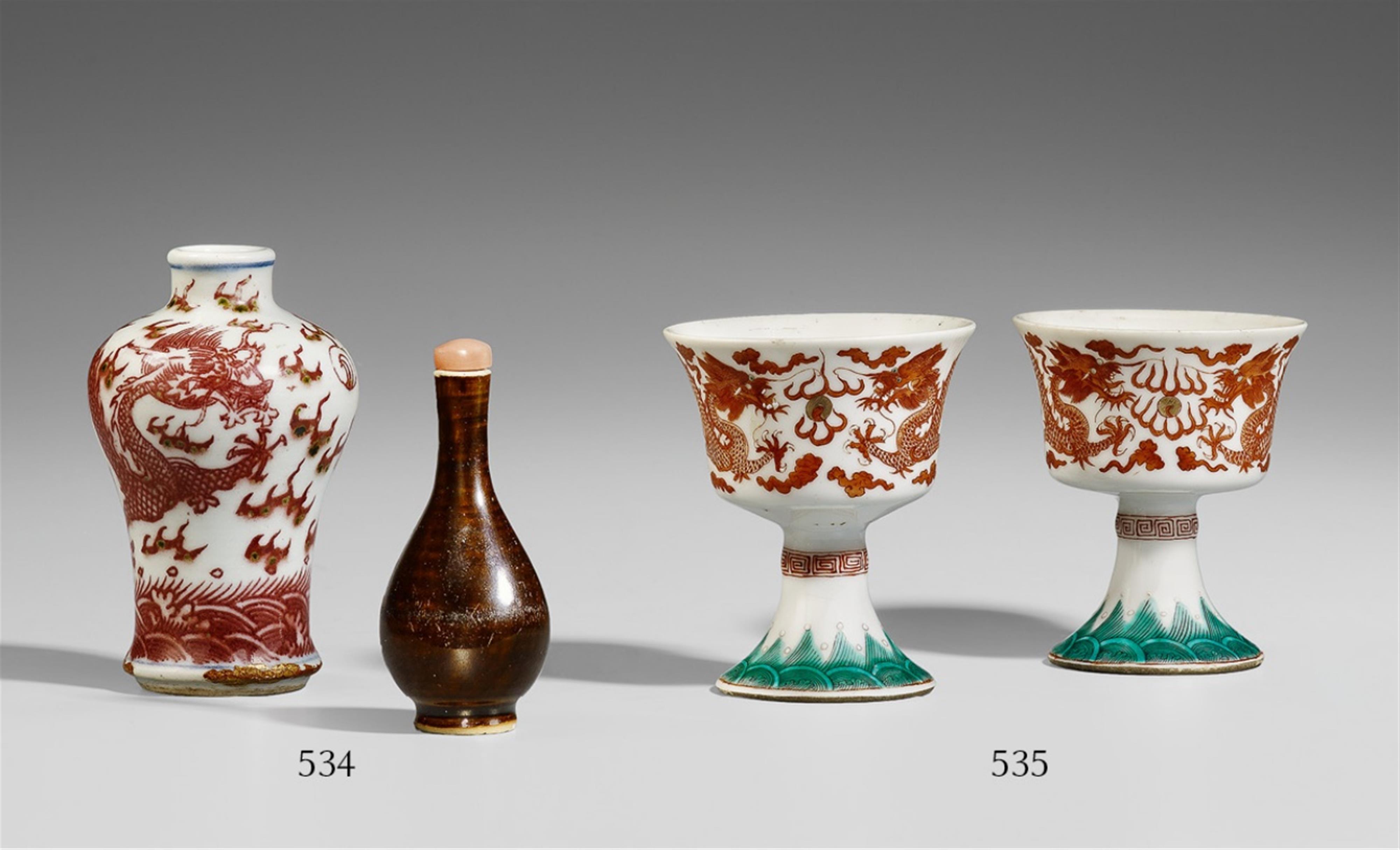 Kleine meiping-Vase mit Drachendekor und snuff bottle mit brauner Glasur. 18./19. Jh. - image-1
