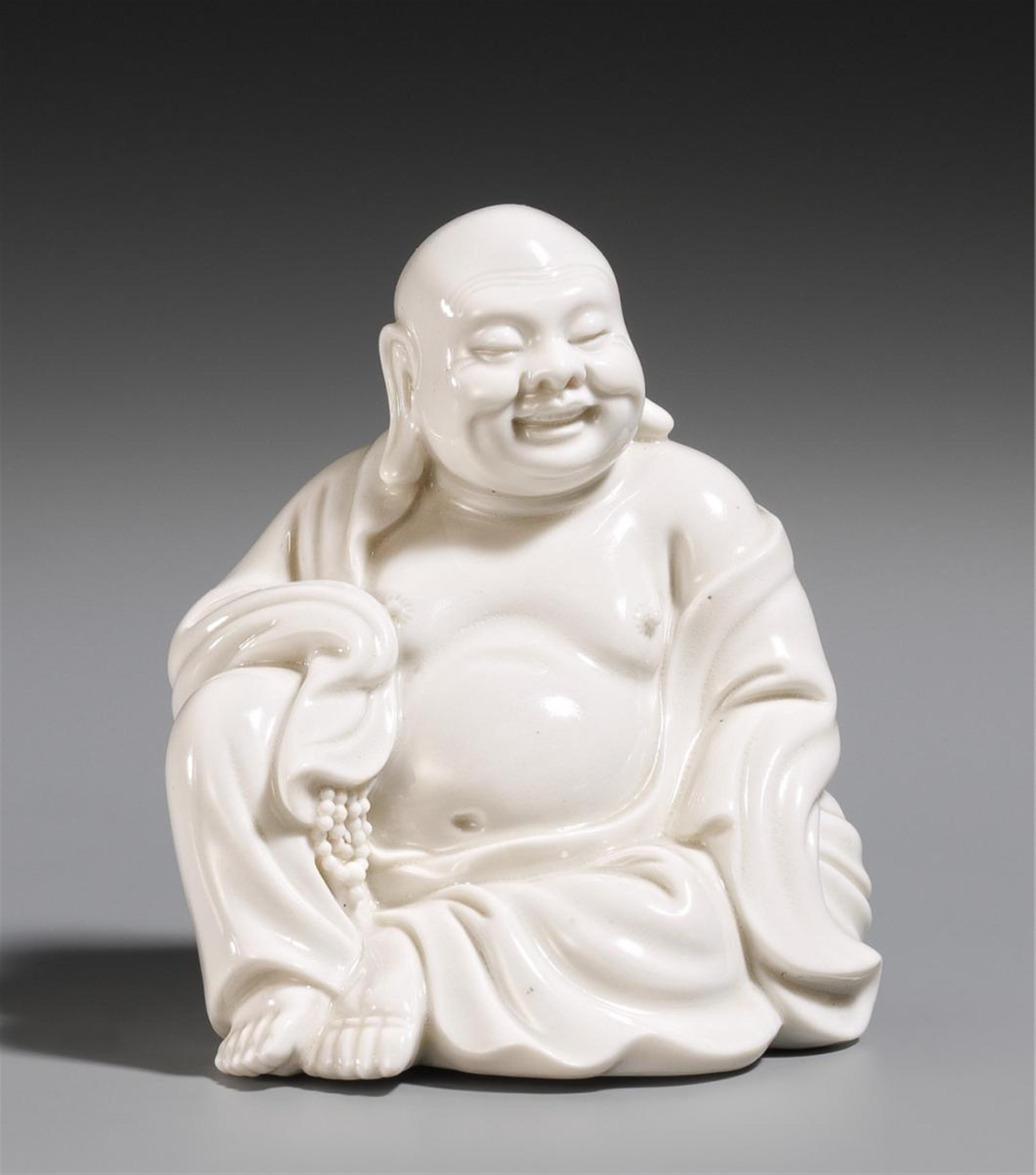 Blanc de chine-Figur eines sitzenden Budai. Dehua. Qing-Zeit (1662-1911) - image-1