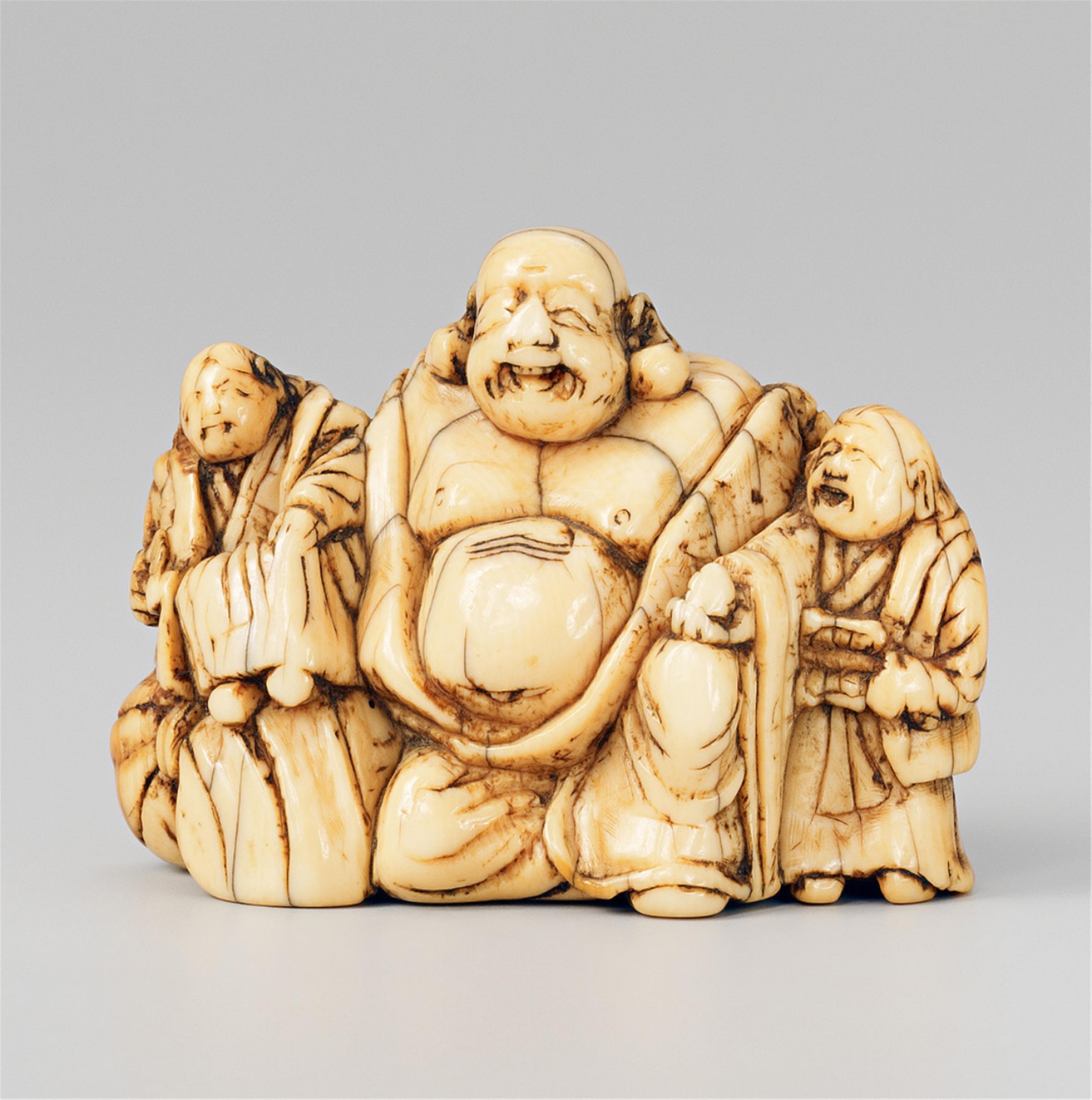 An ivory netsuke of Hotei with two boys. 18th century - image-1