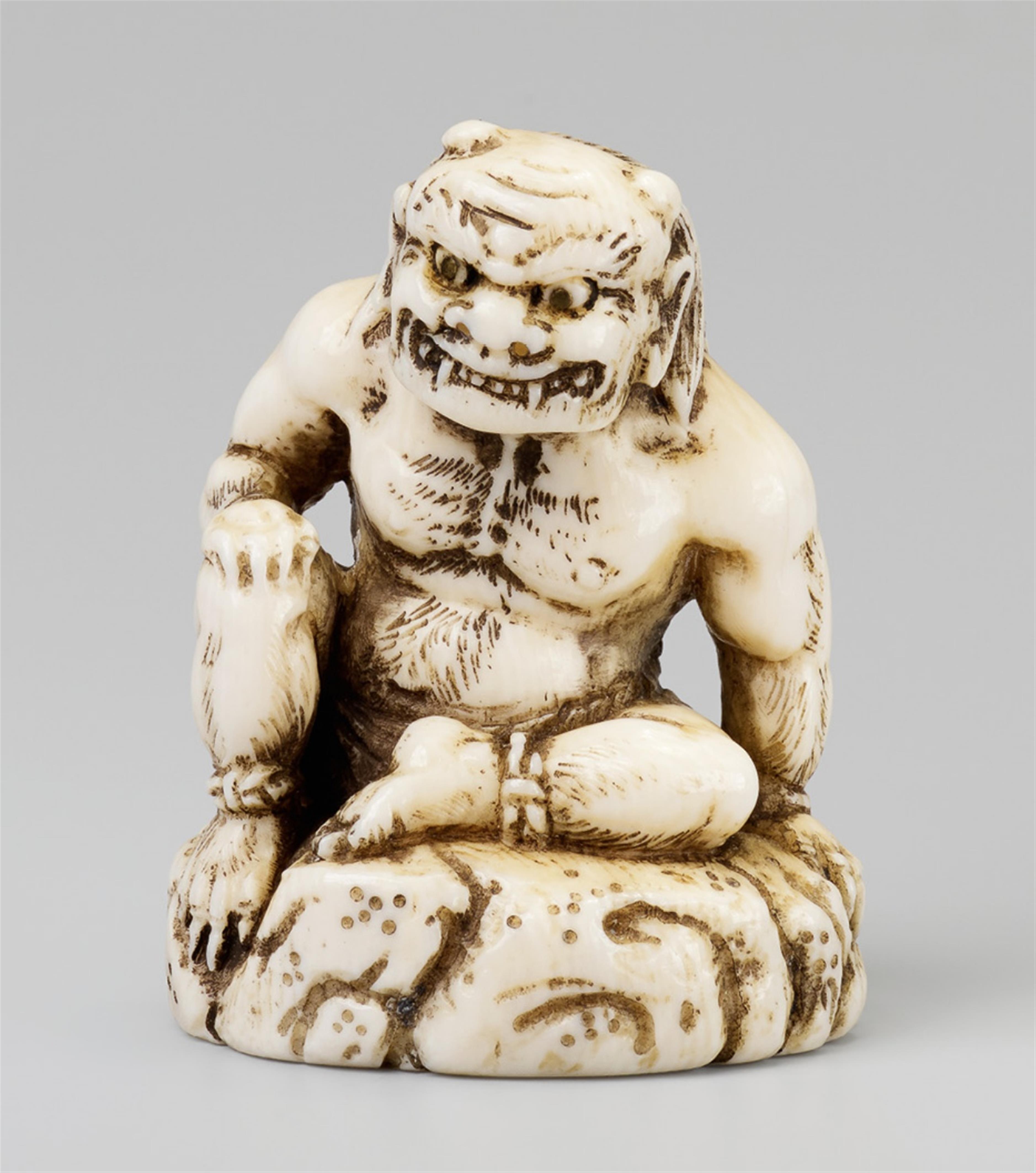 A large ivory netsuke of a grinning oni. 18th/early 19th century - image-1