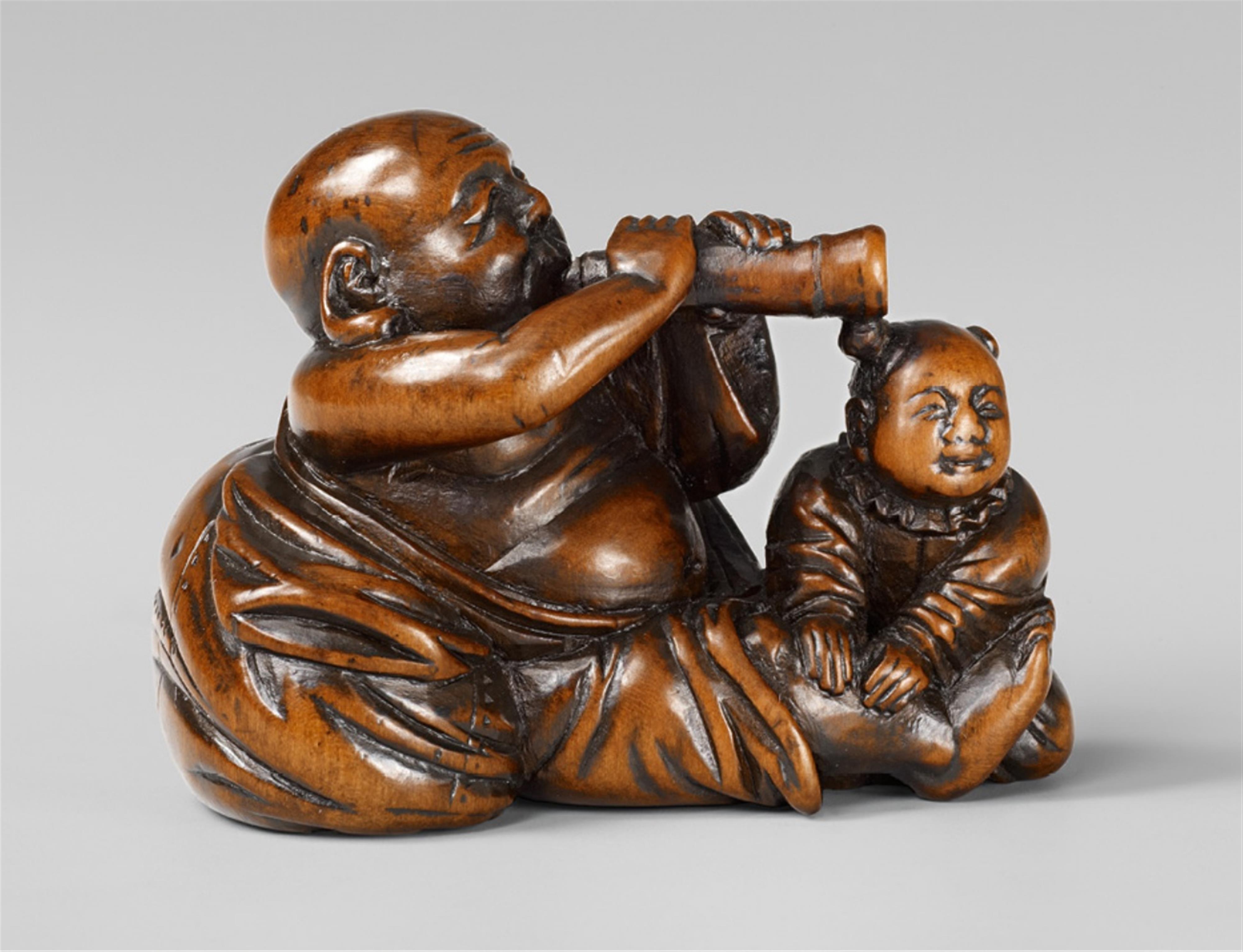 A boxwood netsuke of Hotei blowing a trumpet. Early 19th century - image-1