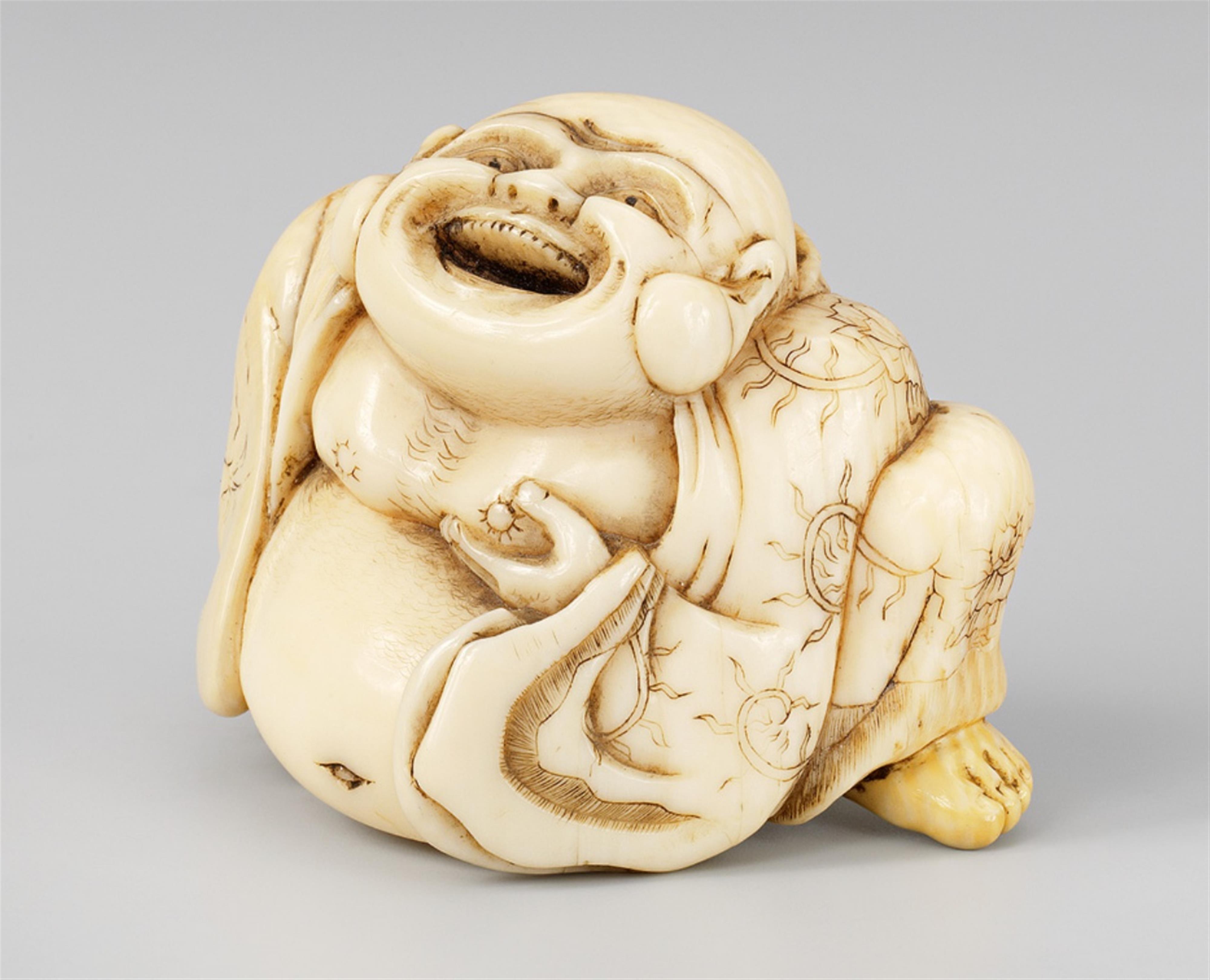An ivory netsuke of a laughing Hotei. Around 1800 - image-1