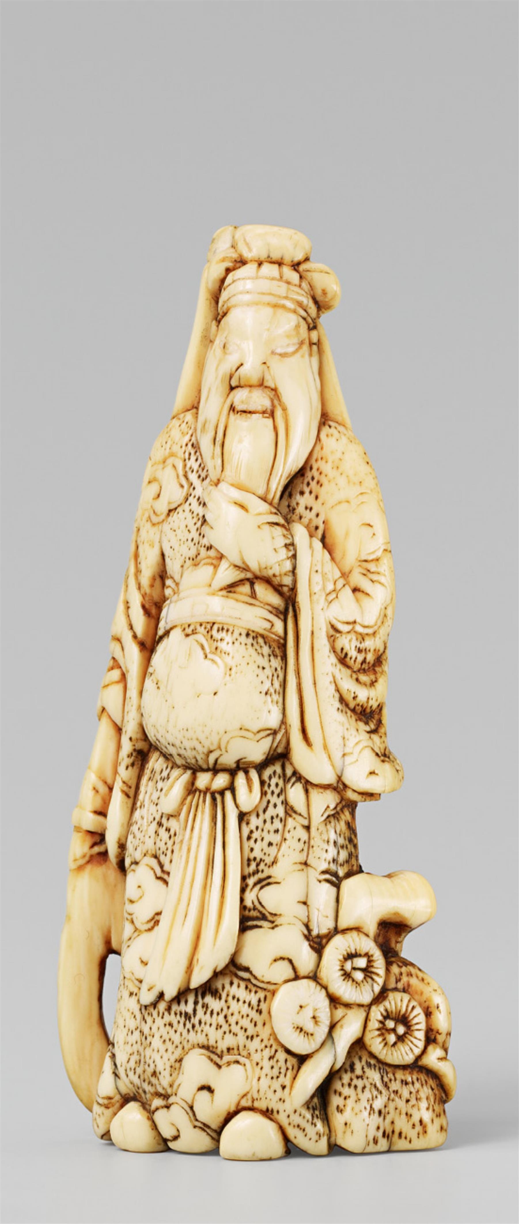 An ivory netsuke of a standing Kan’u. Late 18th century - image-1