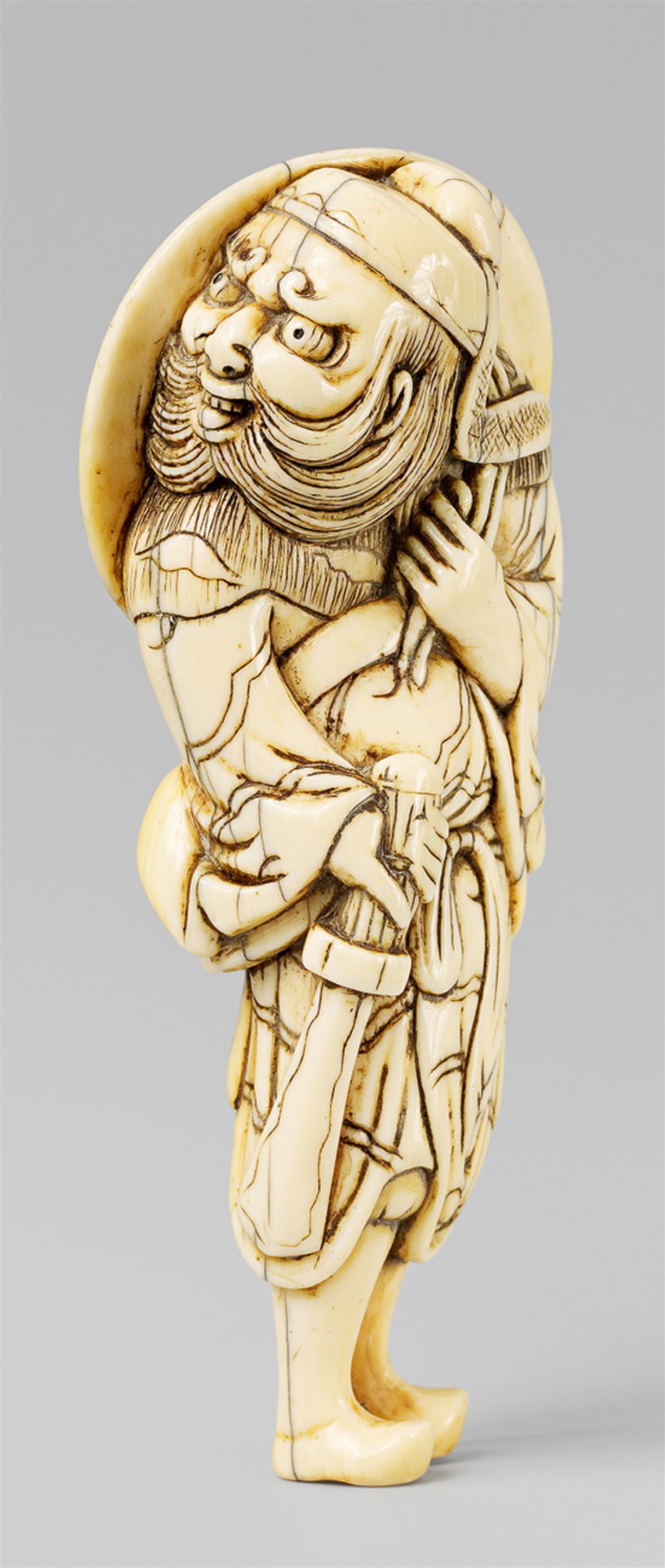 An ivory netsuke of a fierce-looking Shôki. Late 18th century - image-1