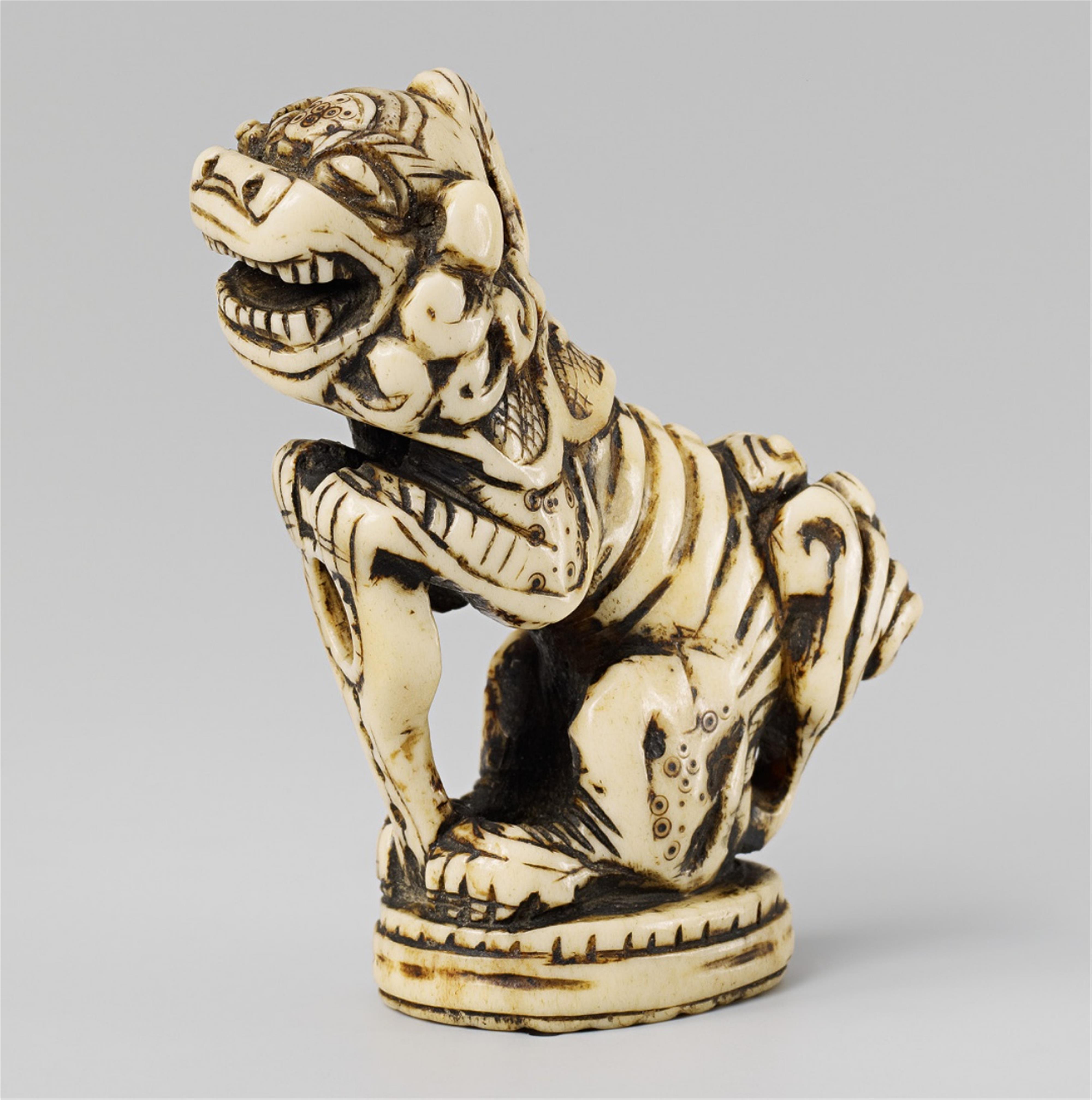 A stag antler seal-type netsuke of a fabulous beast. 19th century - image-1