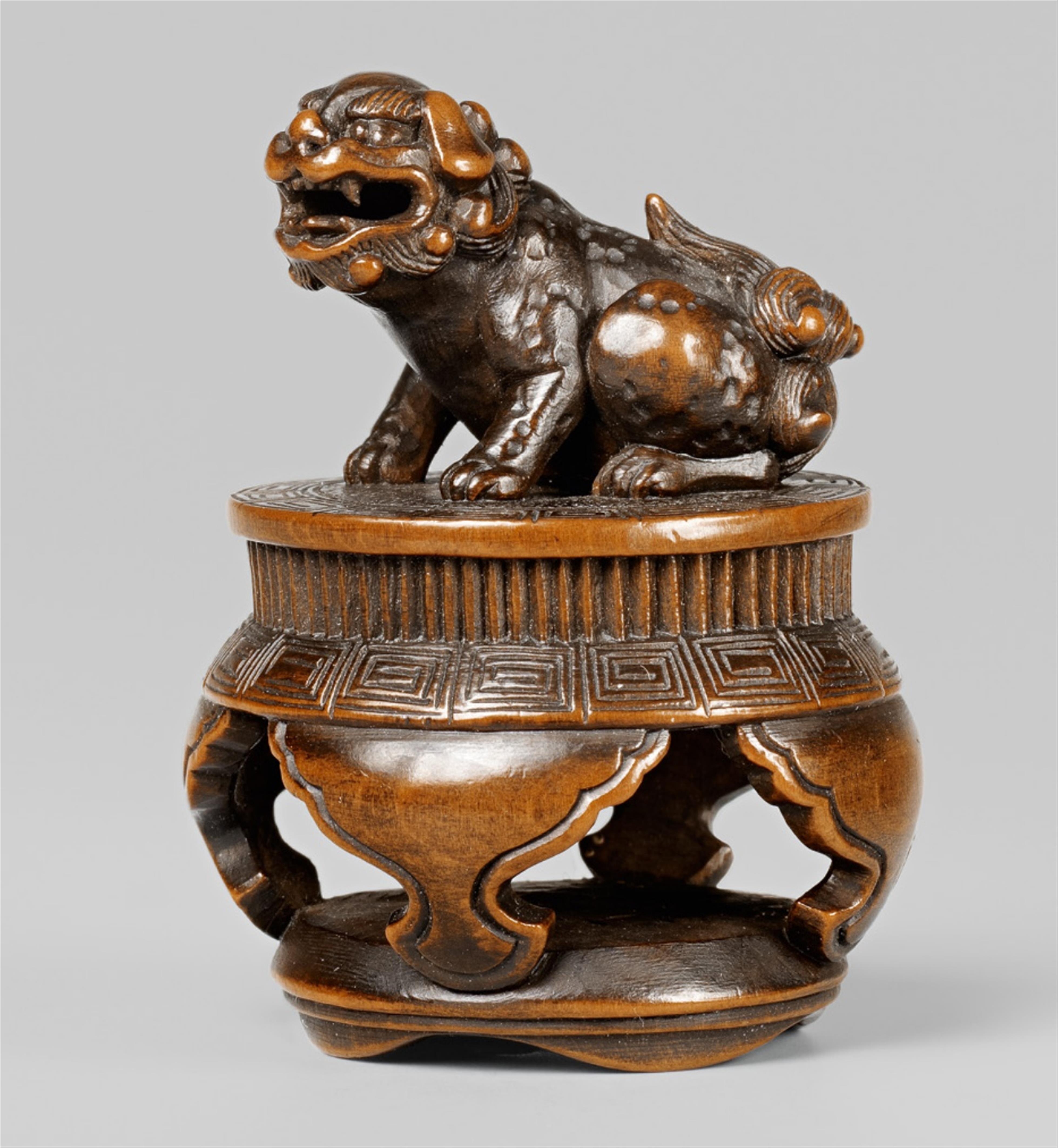 A boxwood netsuke of a shishi on a Chinese table. 19th century - image-1
