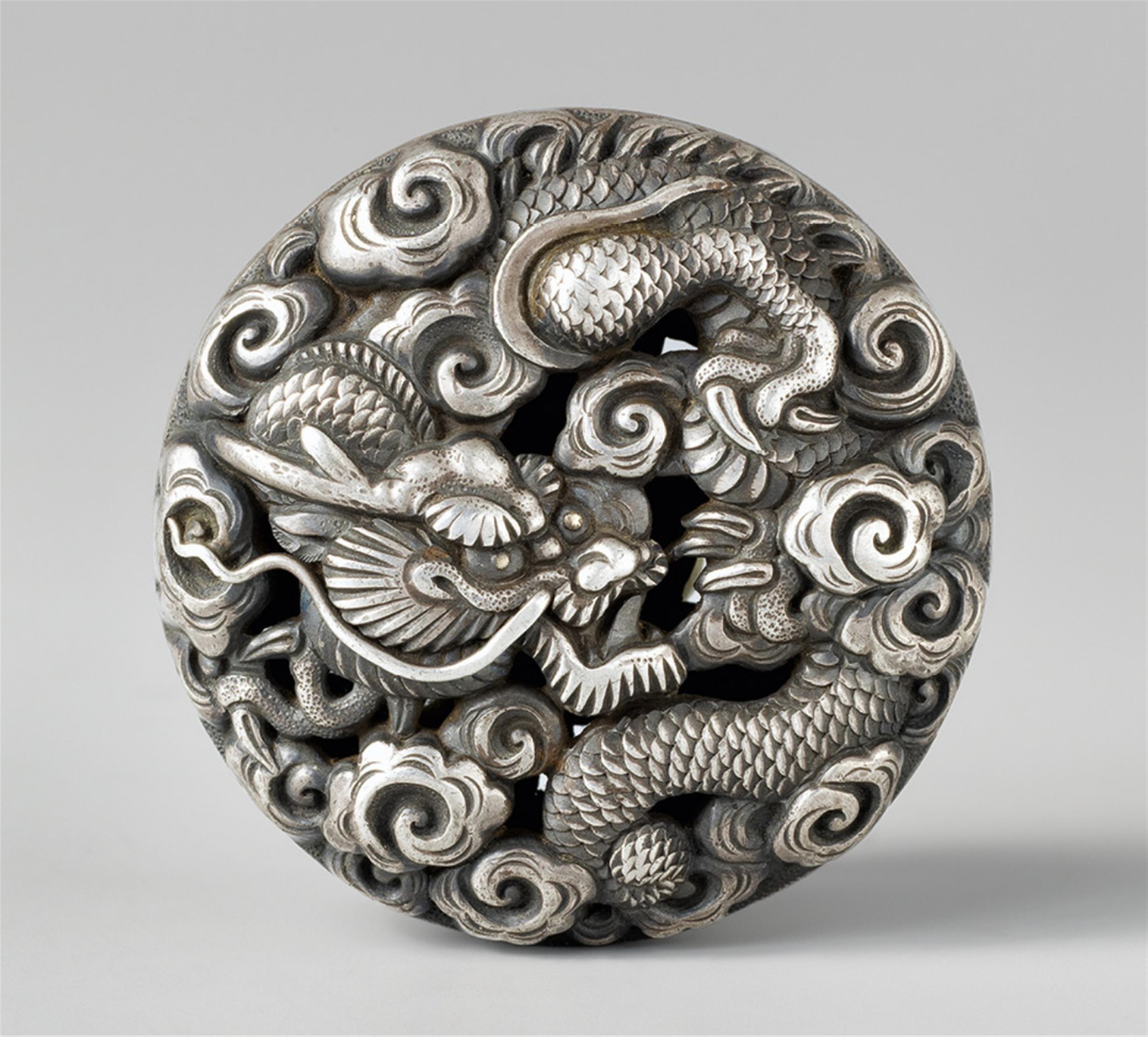 A fine silvered ryûsa manjû of a dragon. Second half 19th century - image-1
