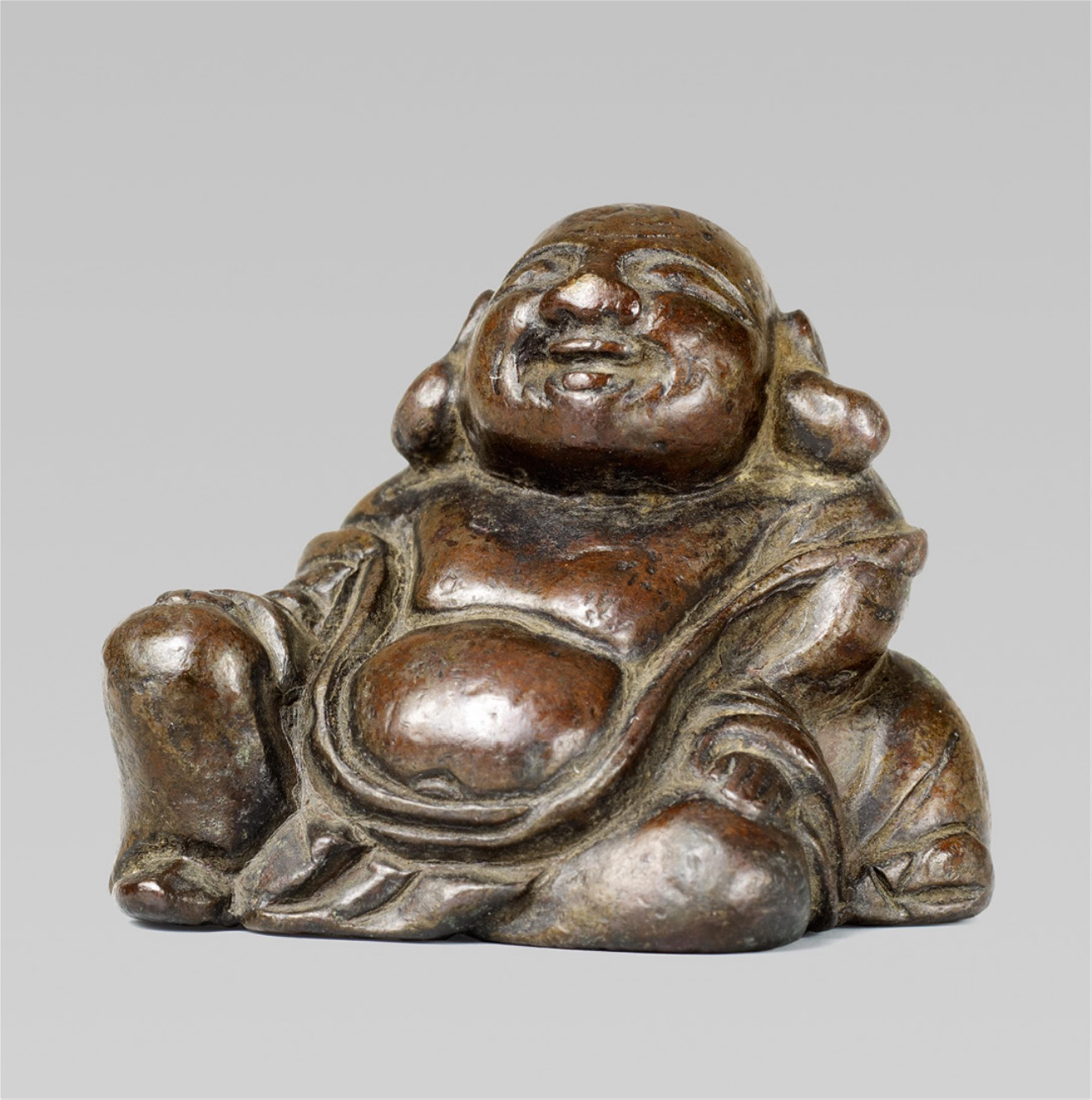 A heavy bronze netsuke of a Hotei. Late 18th/19th century - image-1