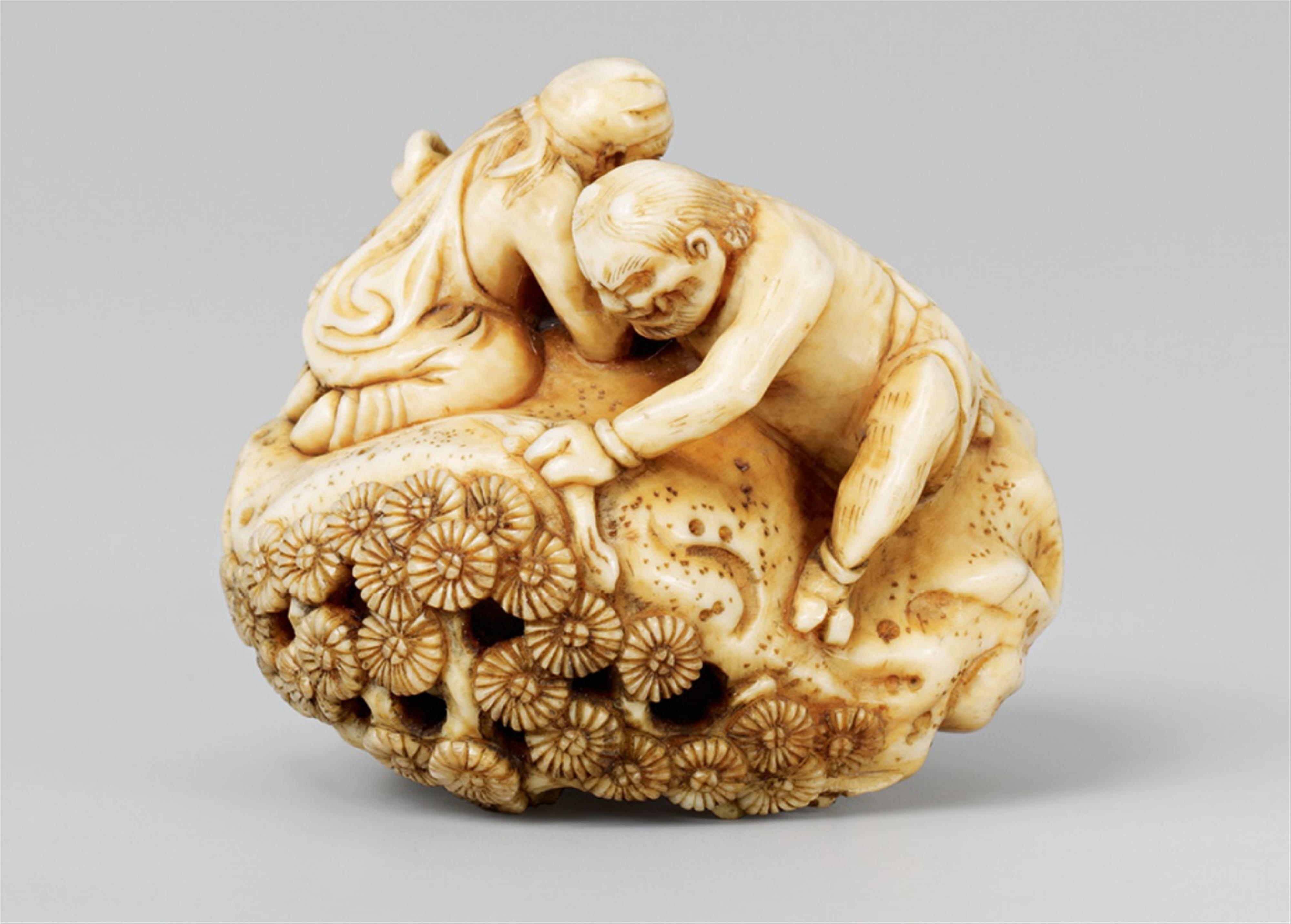 An interesting ivory netsuke of Shôki and an oni arm wrestling. 19th century - image-1