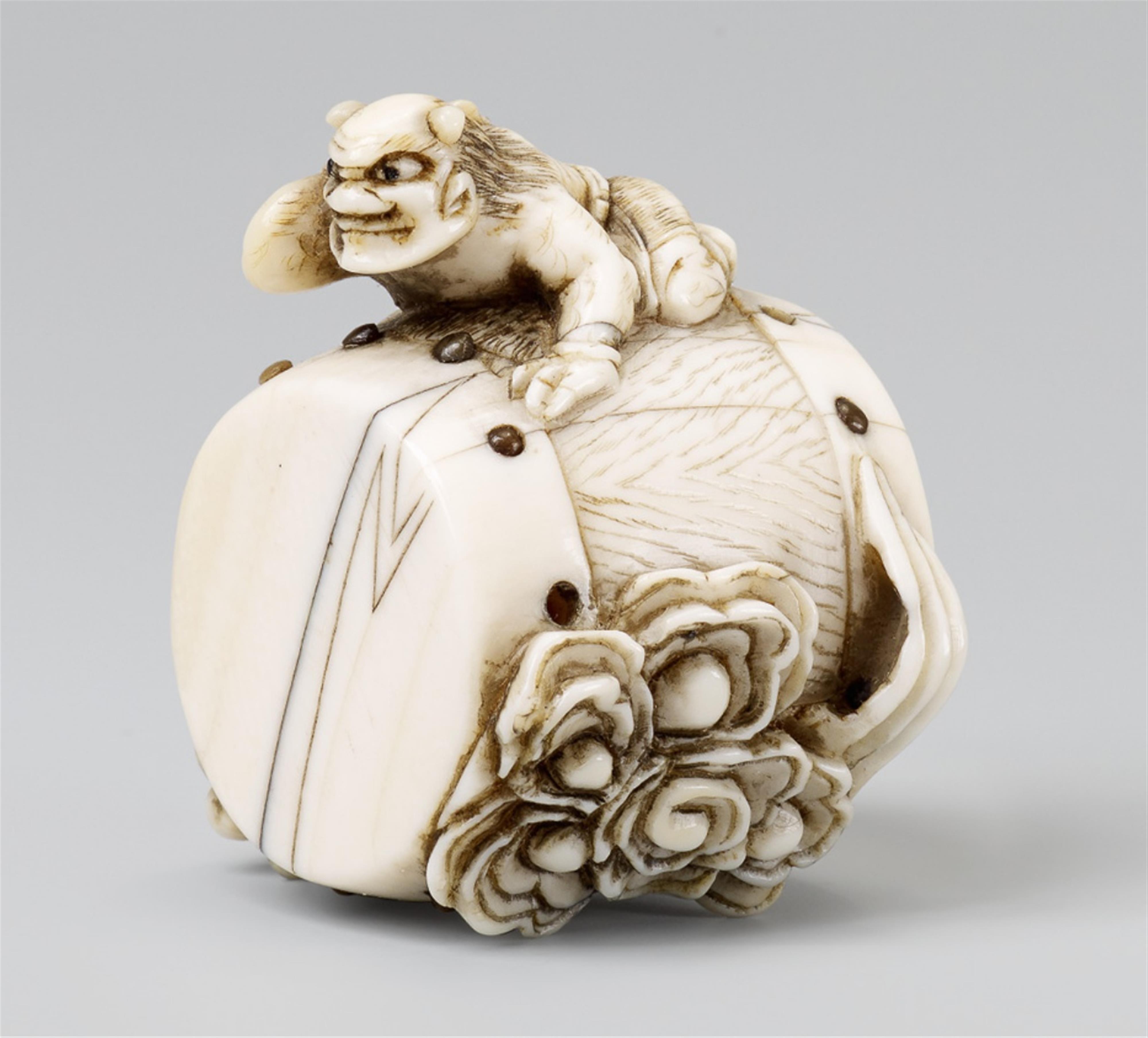 An ivory netsuke of Raiden beating a large drum. Mid-19th century - image-1