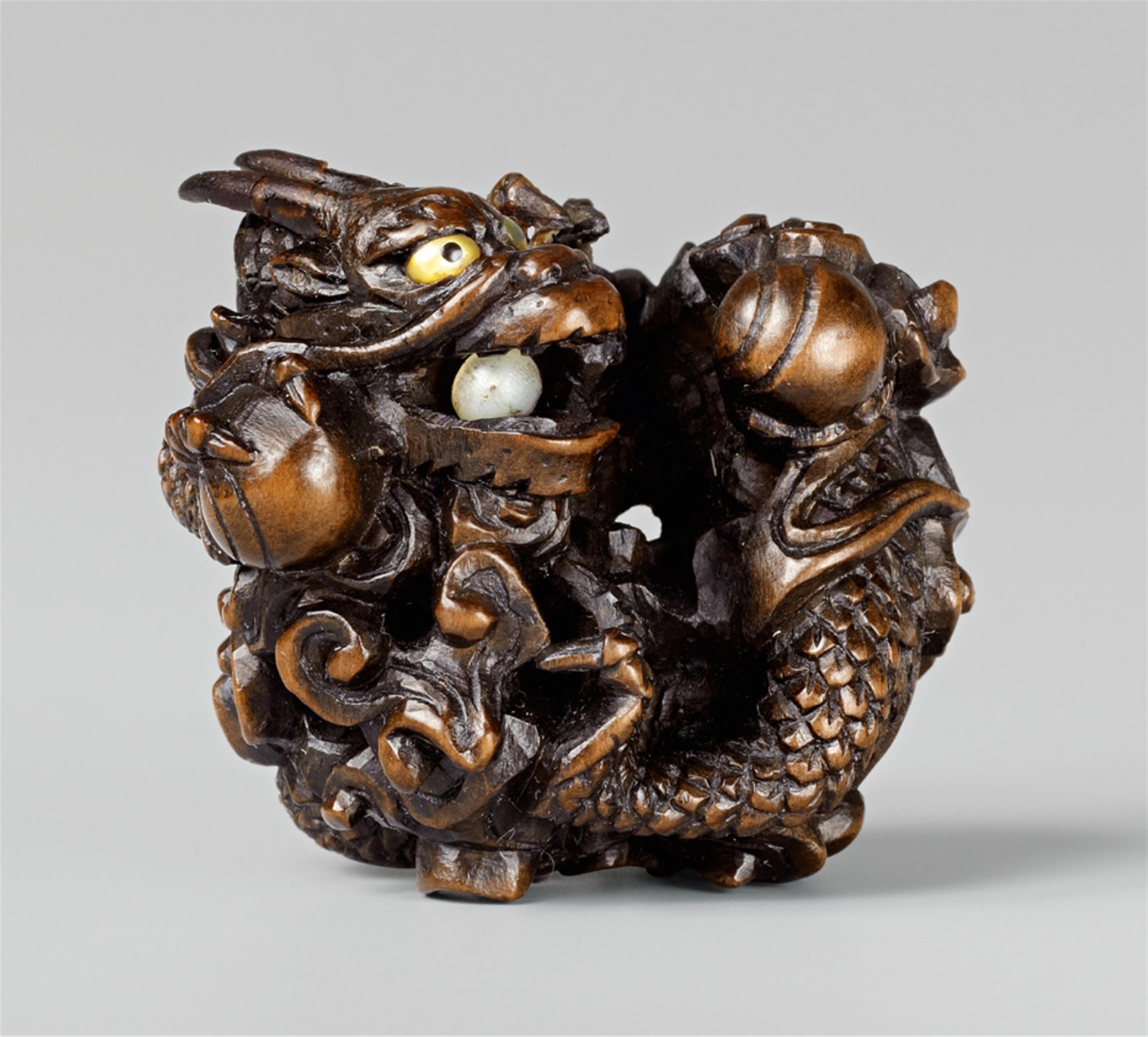 An unusual wood netsuke of a dragon with two tama, by Shûzan. Mid-19th century - image-1